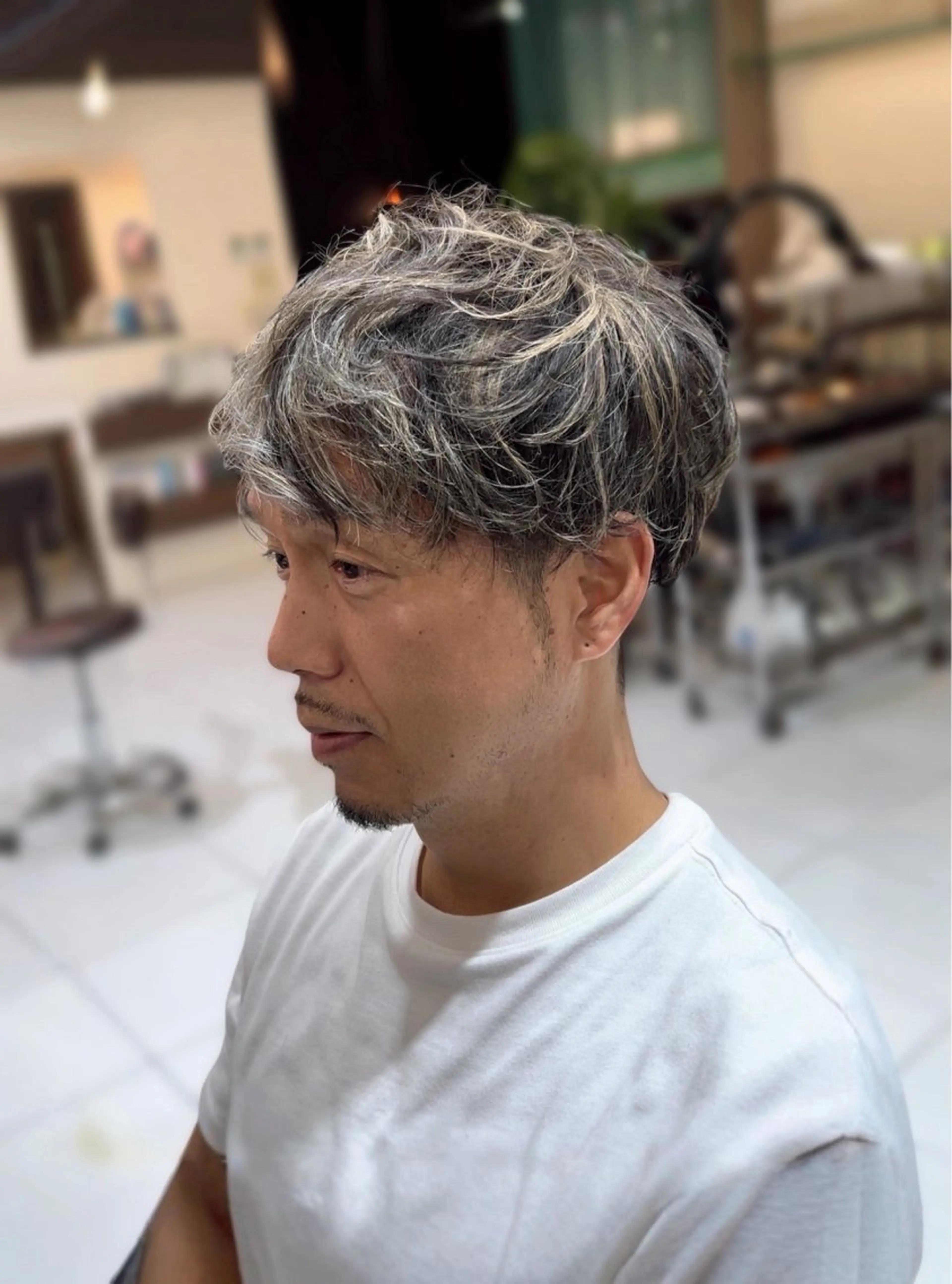 ショート カラー メンズ メンズハイライト ベージュカラー ハイライトカラー ホワイトベージュ ハイライト ヘアカラー 小野 友暉のヘアスタイル