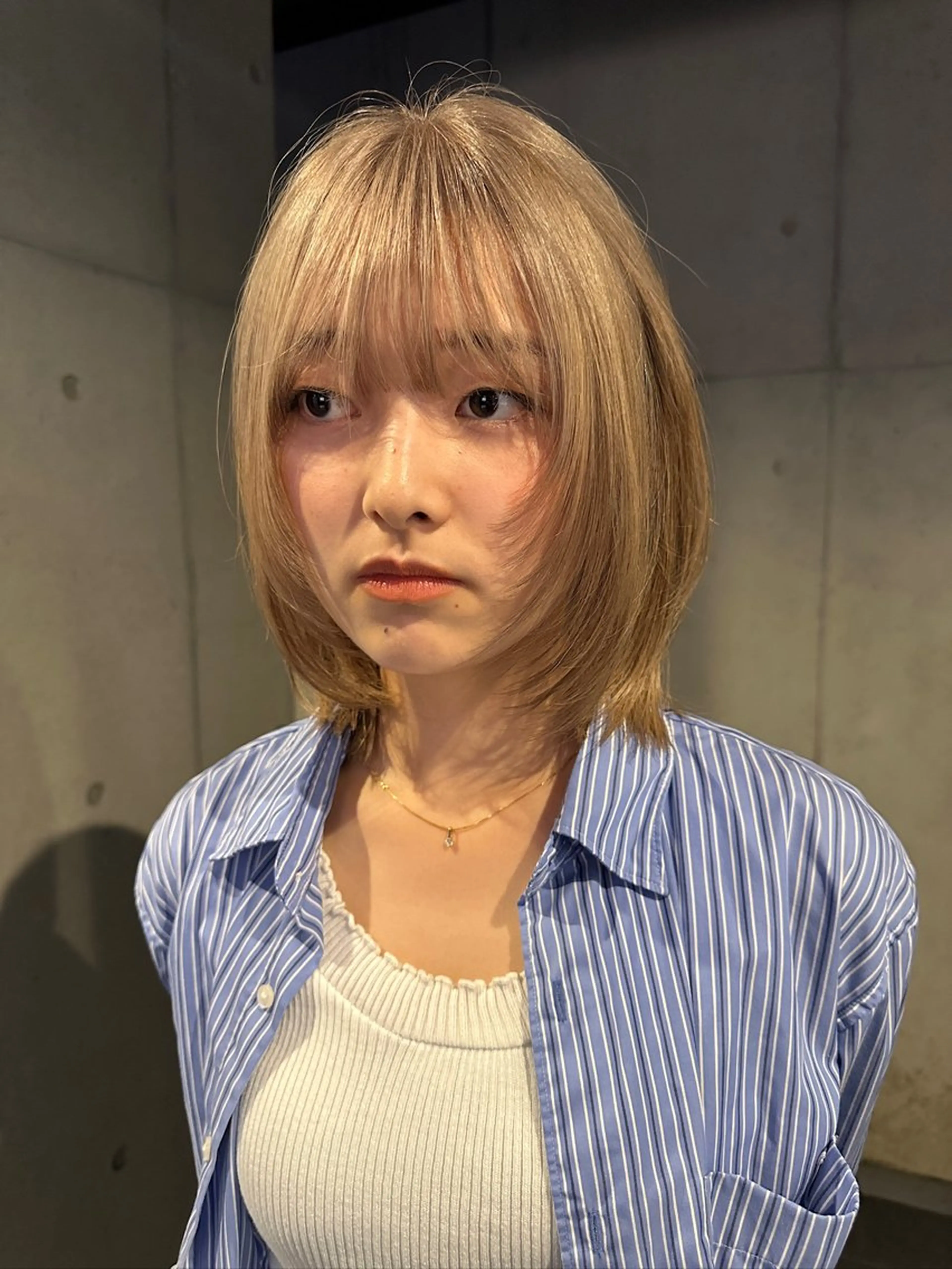 ミディアム カラー ベージュカラー グレージュ ミルクティーベージュ 顔まわりレイヤー ハッシュカット カット ヘアカラー 似合わせウルフ/ レイヤー/山本祐輔のヘアスタイル