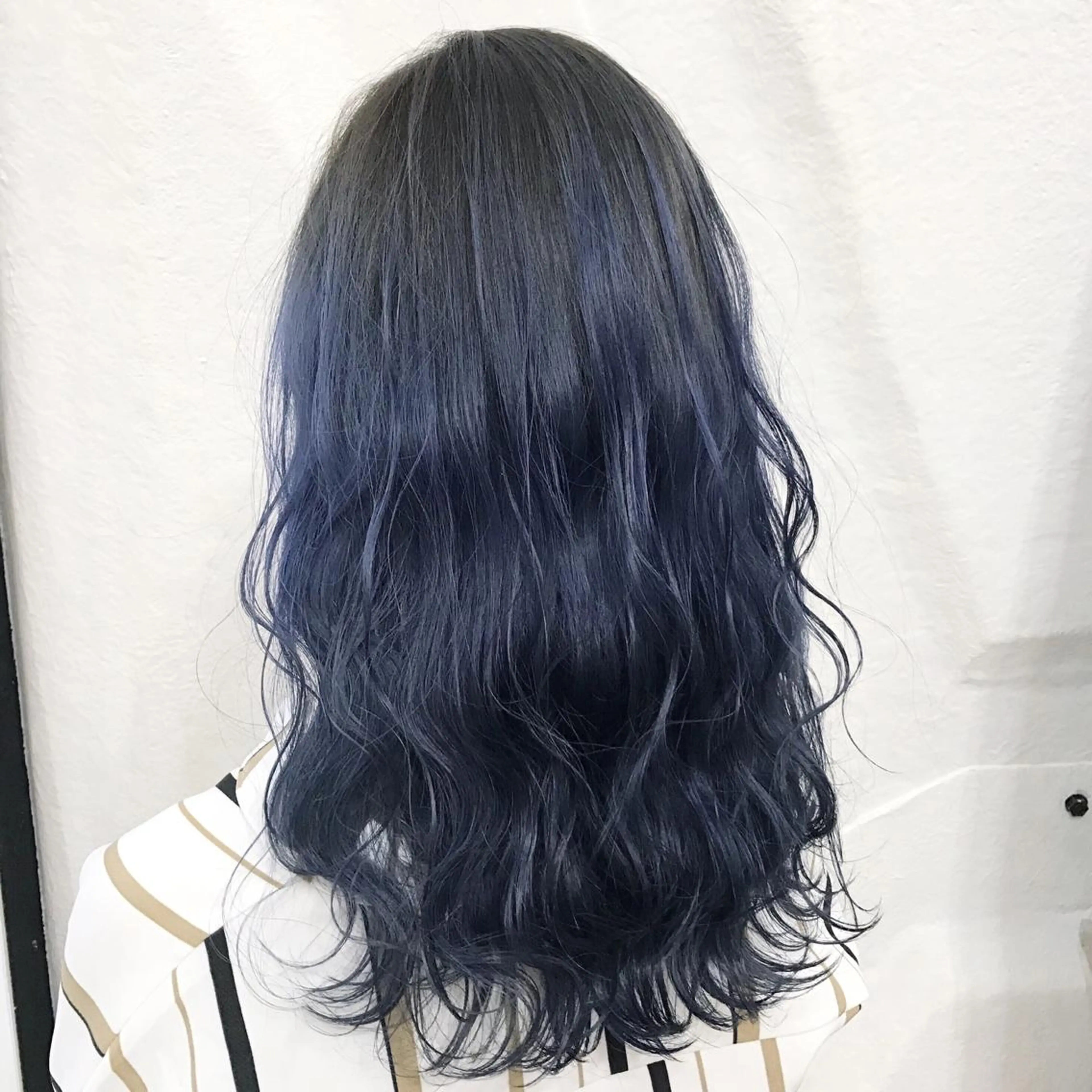 セミロング カラー ブリーチ ブルーカラー グラデーションカラー K-POP好き美容師 🇰🇷Kai.Yのヘアスタイル