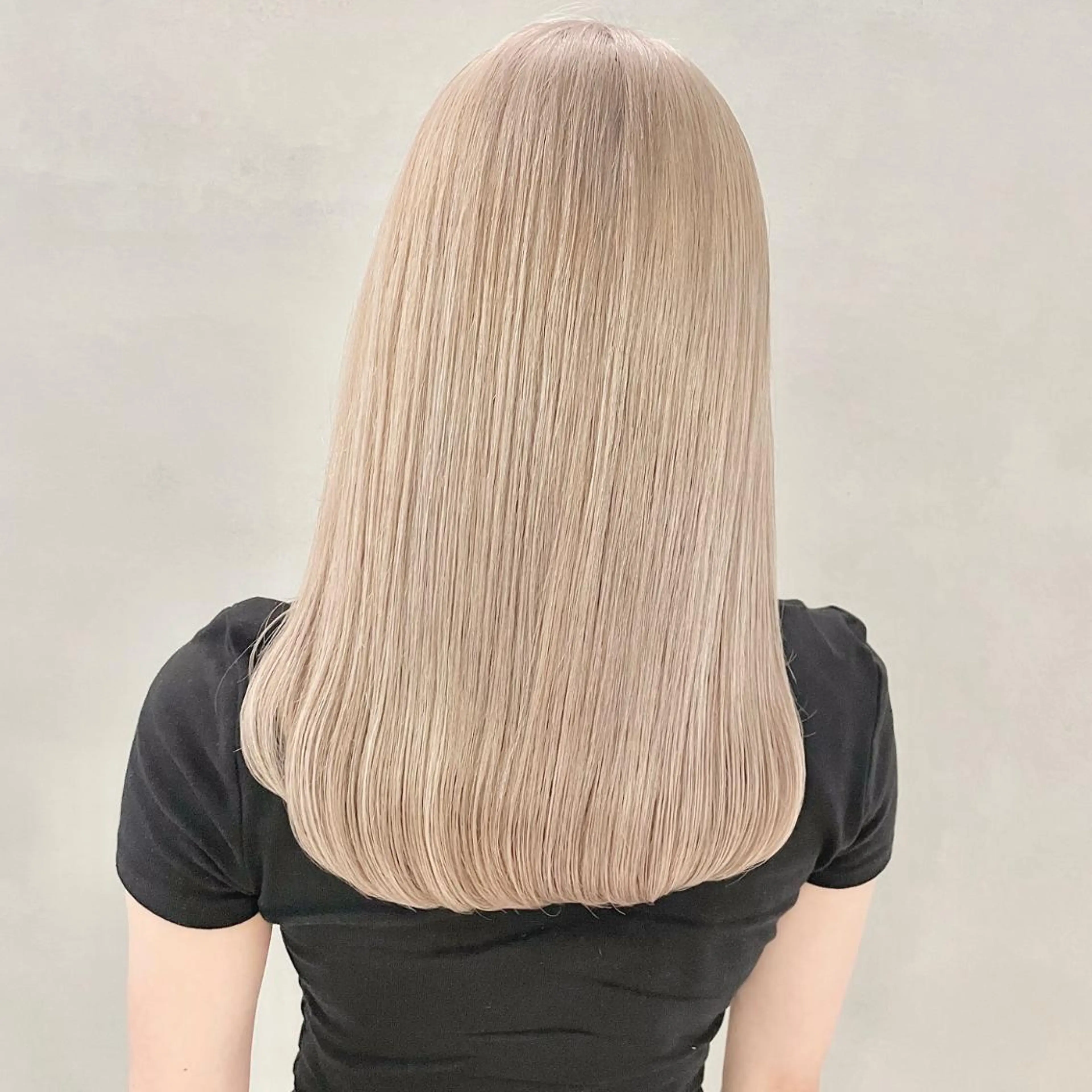 セミロング カラー ブロンド ホワイトブロンド ヘアカラー トリートメント ✨MiL✨ ✨心斎橋✨のヘアスタイル