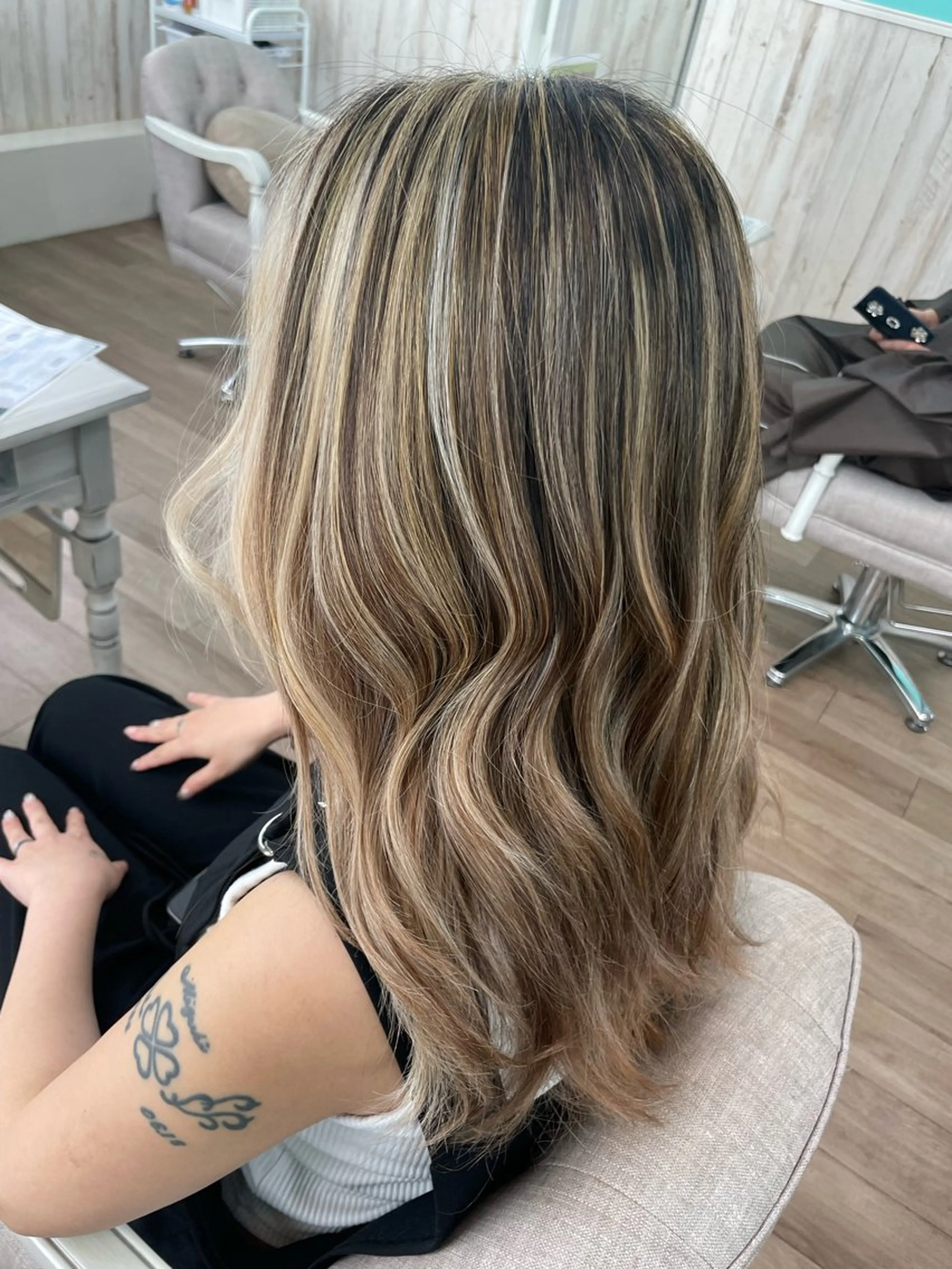 ロング ハイライト ヘアカラー トリートメント 🐆アンドウ チカコ🦓のヘアスタイル