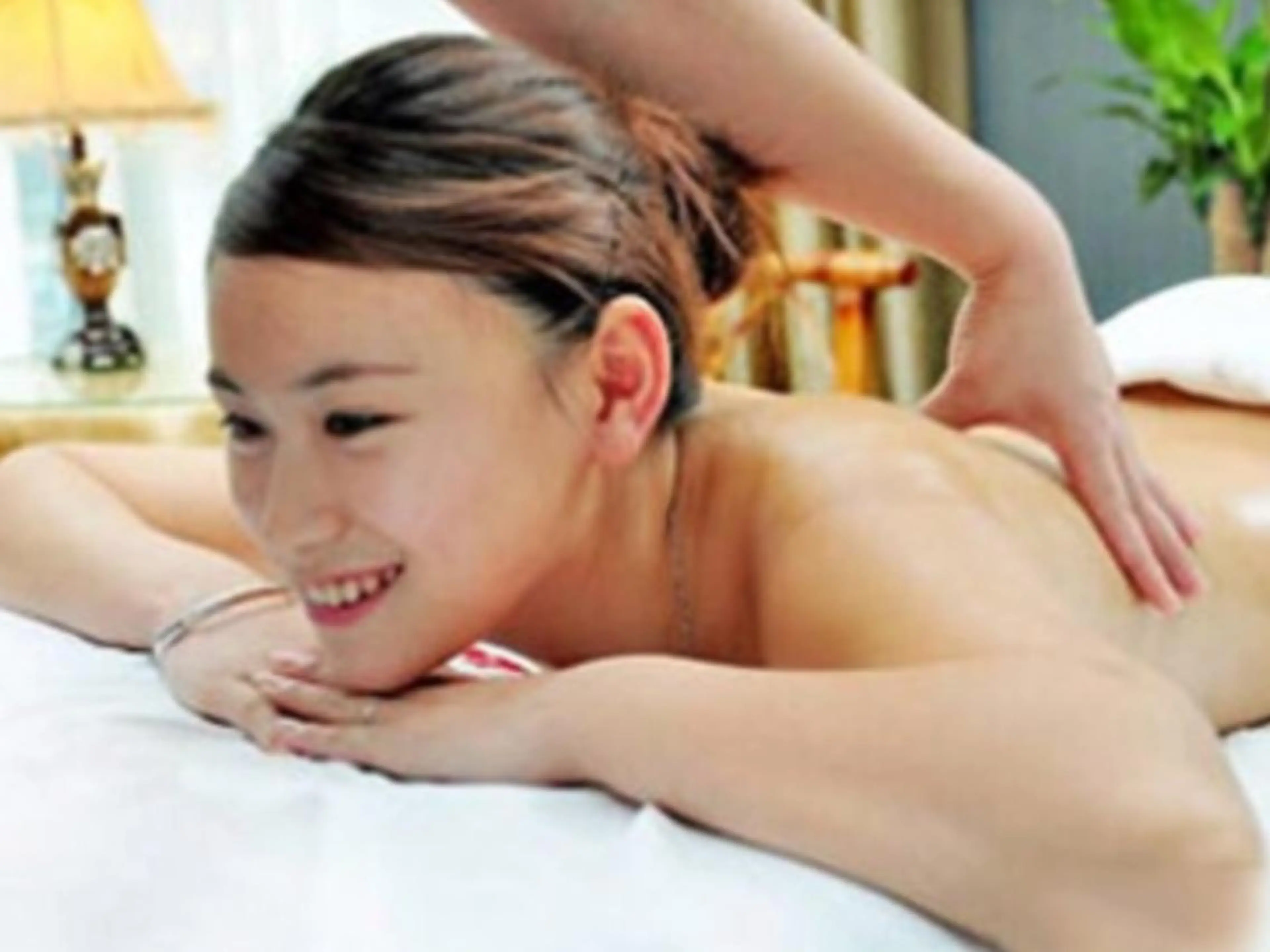 【肩凝り&首&疲れ解消】ヘッドスパ+アロマリンパ+足裏付き90分7500円の写真