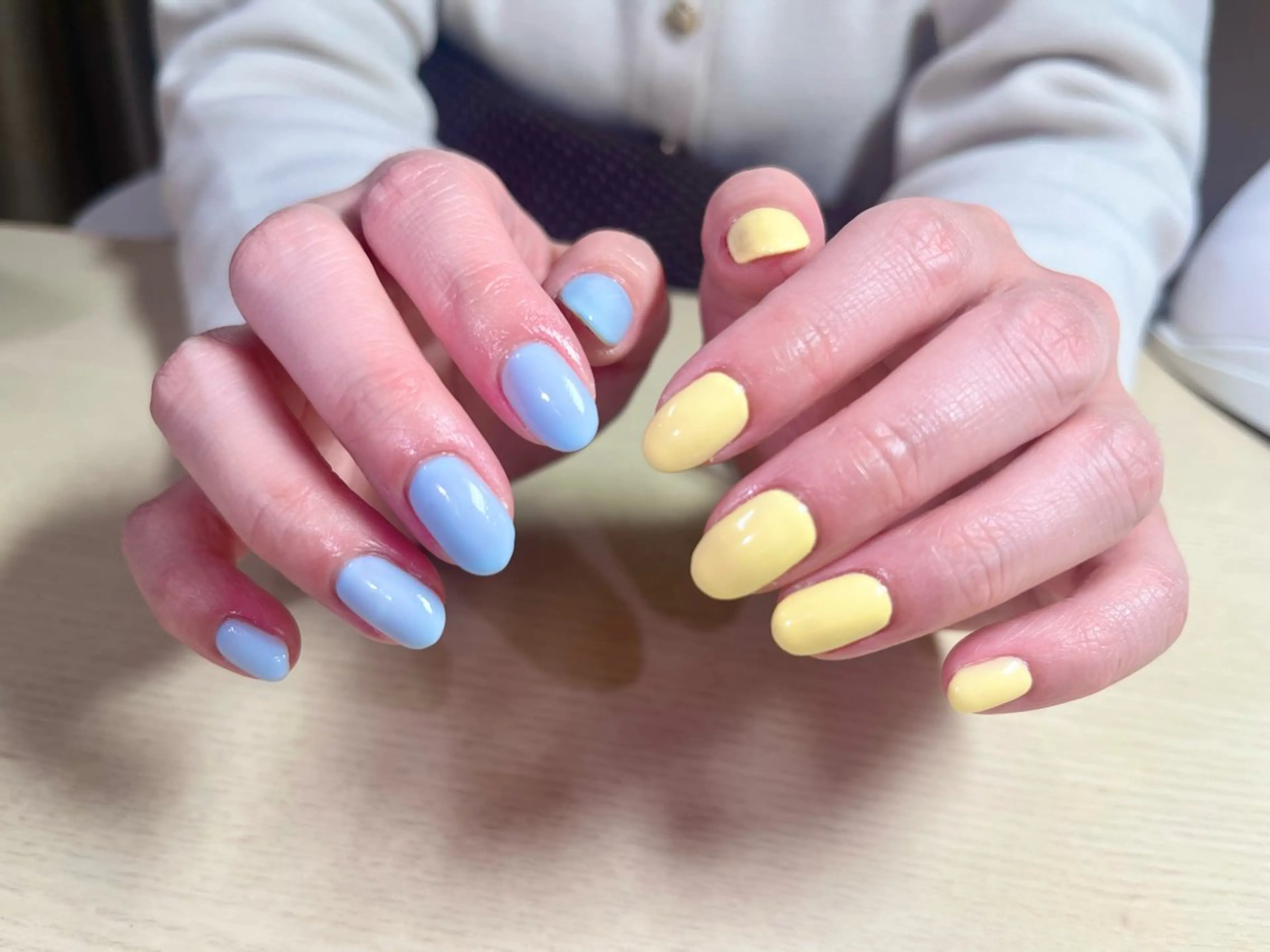 ネイル ブルー 春ネイル 黄色 清水 絢音のネイルデザイン