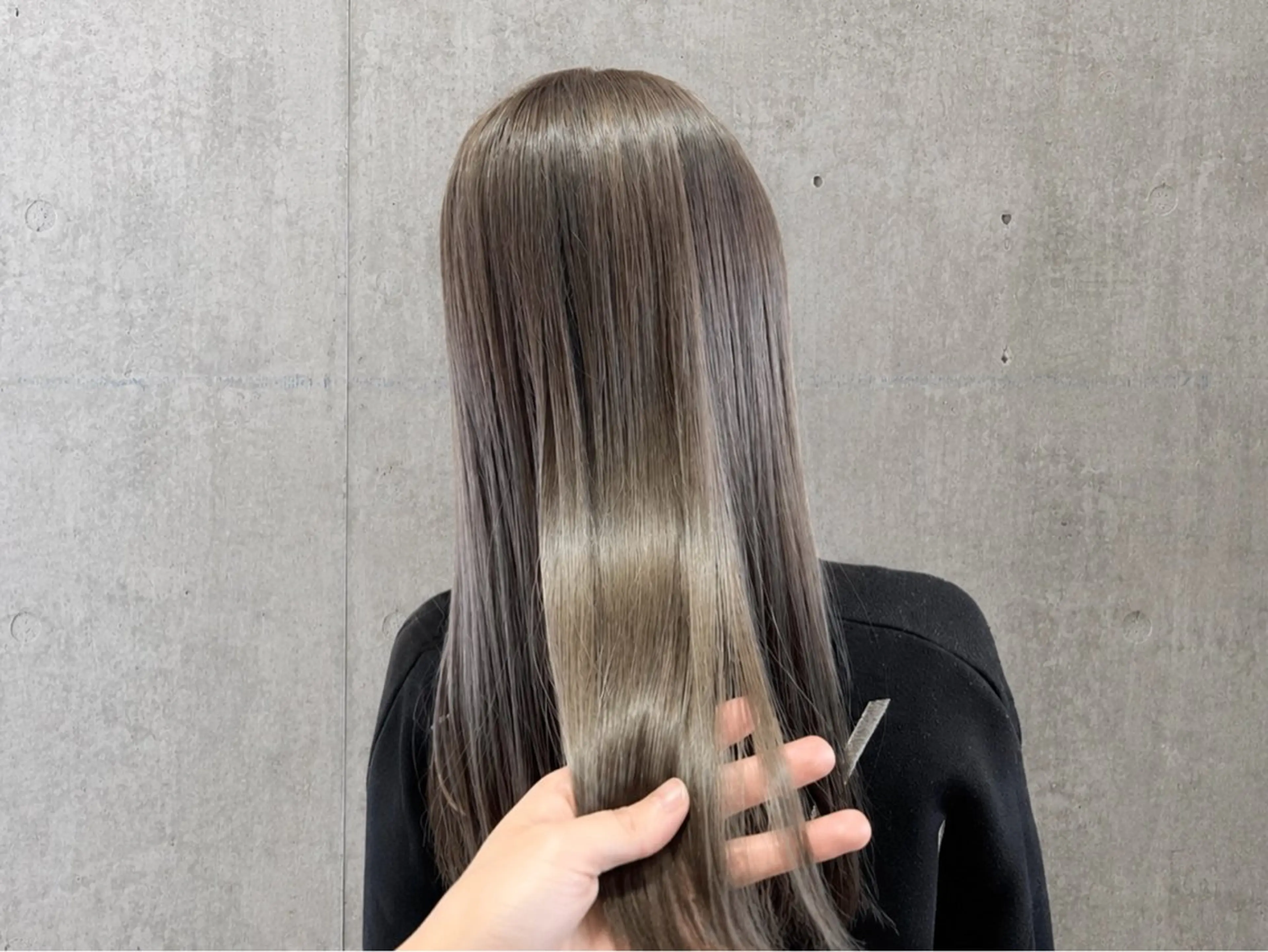 ロング カラー 蓮見  友里のヘアスタイル