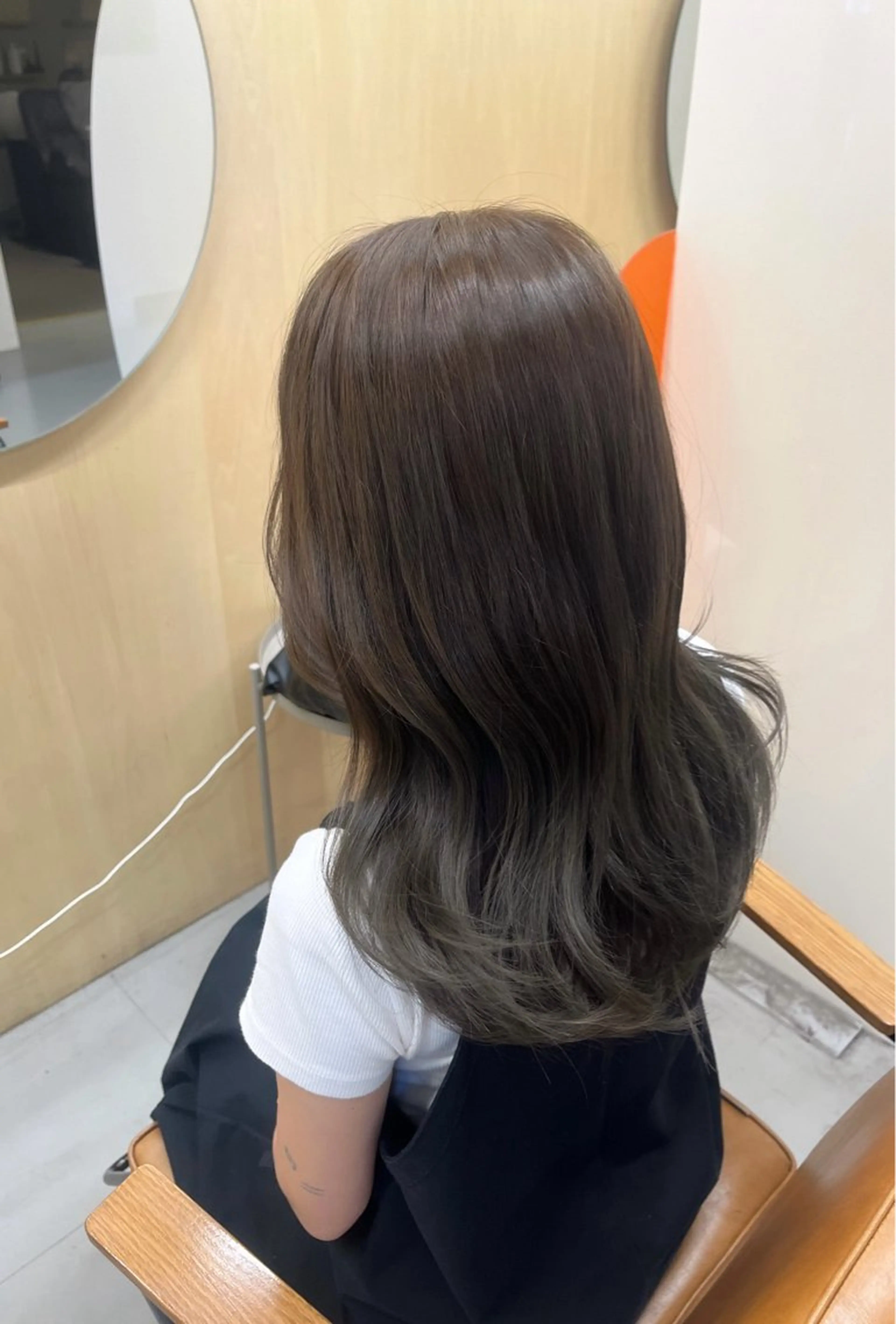 カラー ブリーチ グレージュ オリーブグレージュ オリーブグレー 新美 あかねのヘアスタイル