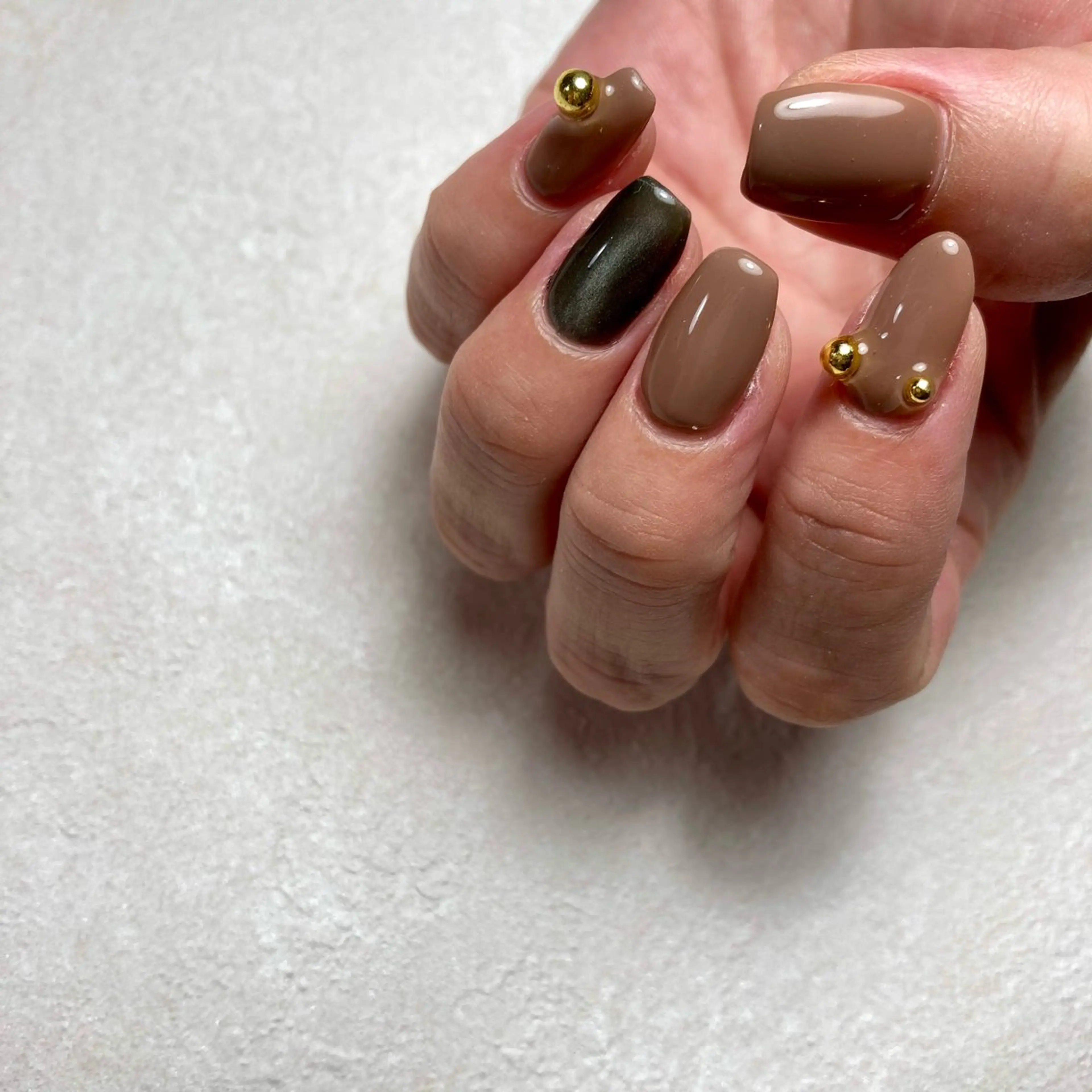 ネイル ゴールド グリーン マグネットネイル amu所属・かおる KAORUのネイルデザイン