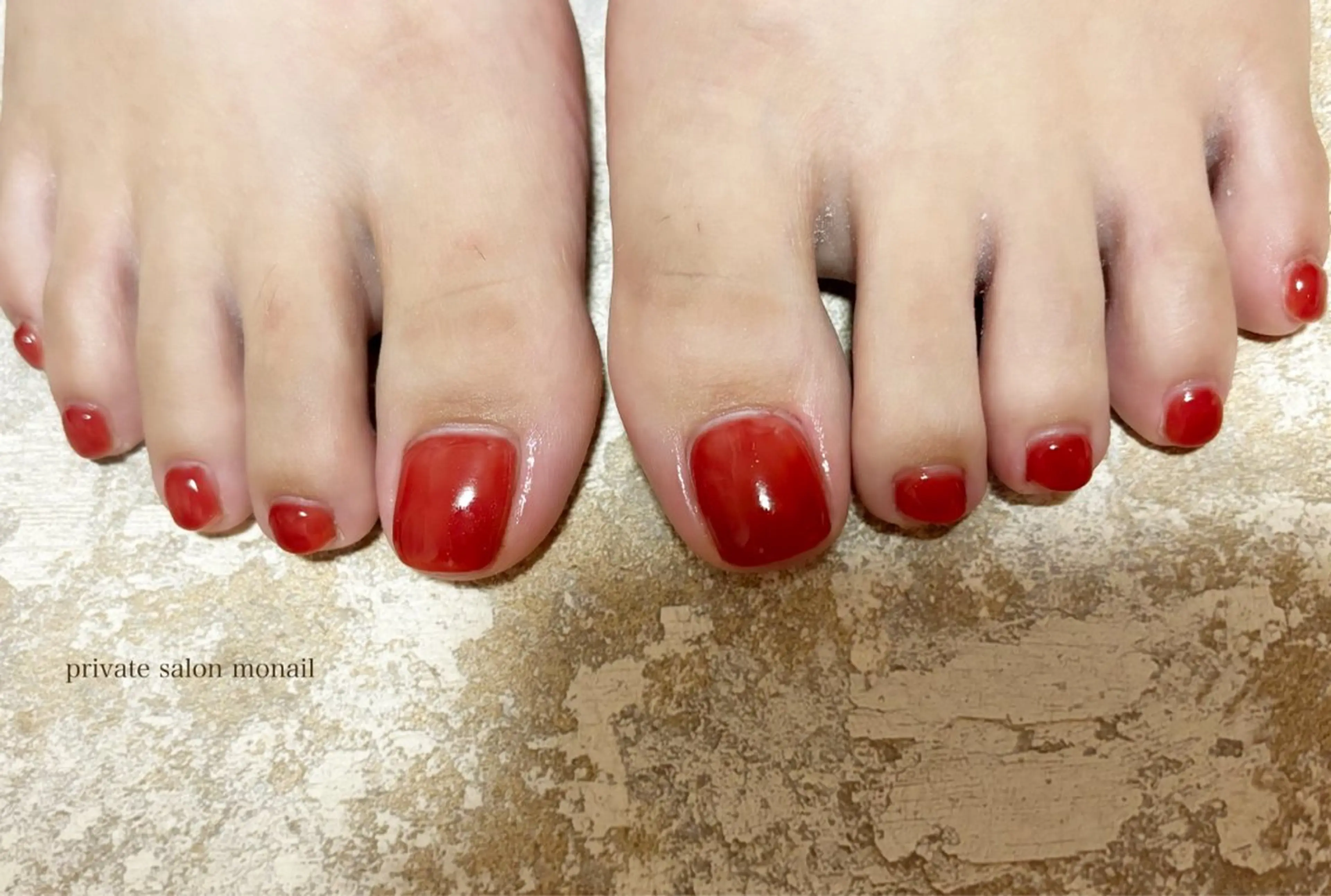 ネイル ワンカラーネイル 赤色 フットネイル nail salon monailのネイルデザイン