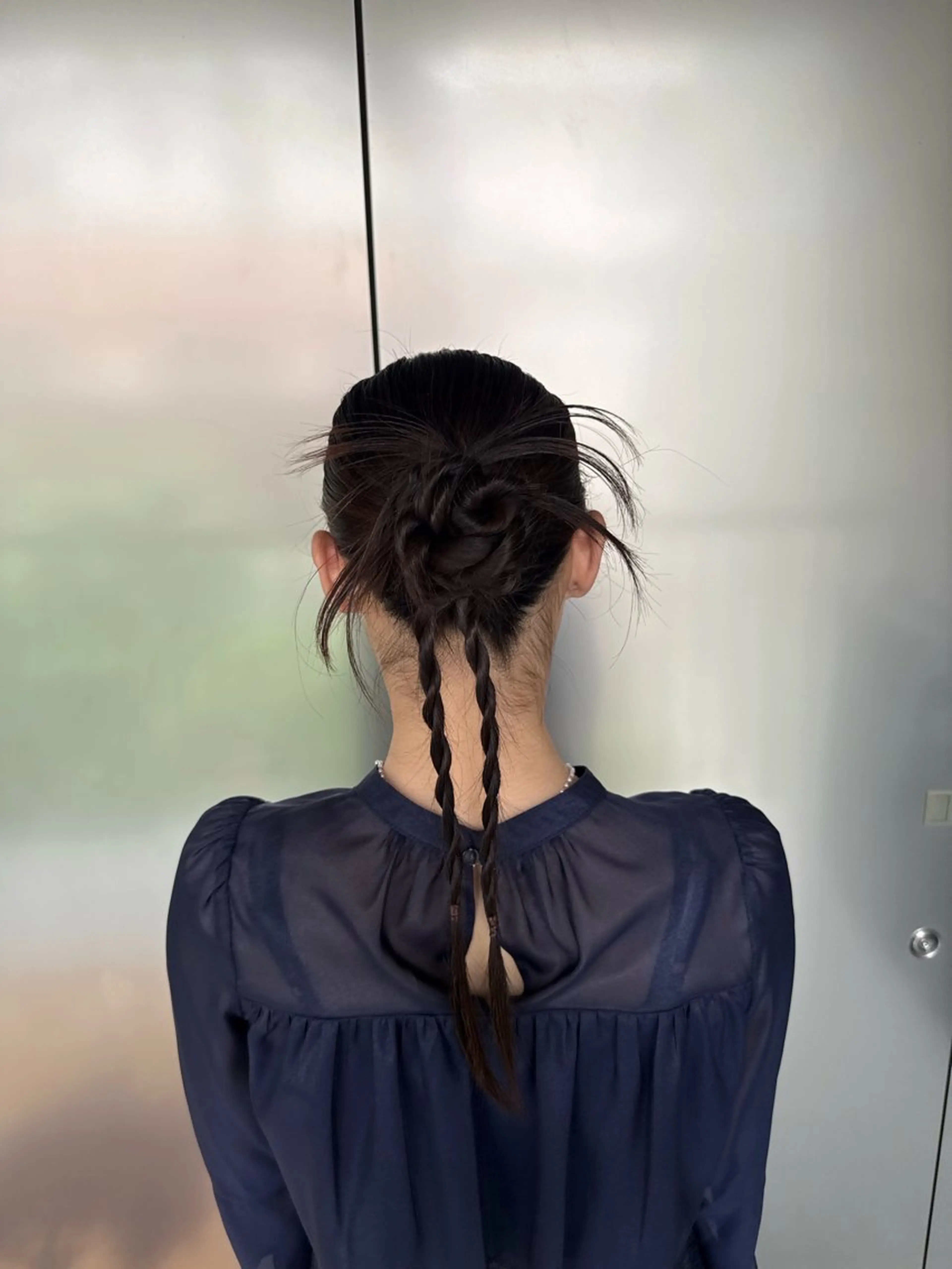 ヘアアレンジ ｢韓国風・ハイトーン ベージュカラー｣サナのヘアスタイル
