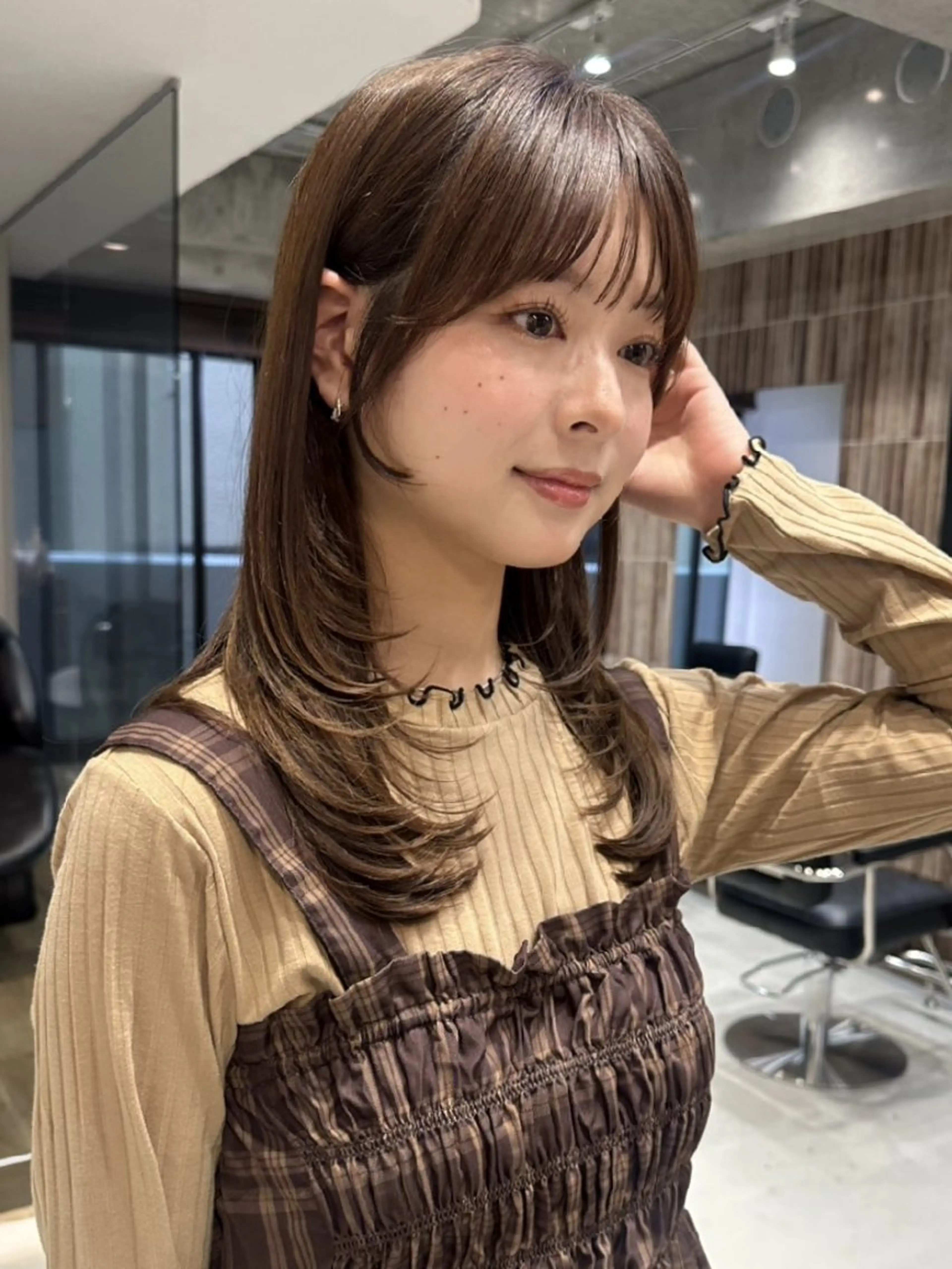 セミロング カラー ベージュカラー 透明感カラー ココアベージュ 顔周りカット ハッシュカット カット ヘアカラー トリートメント HONEY渋谷 髪質改善/レイヤーのヘアスタイル