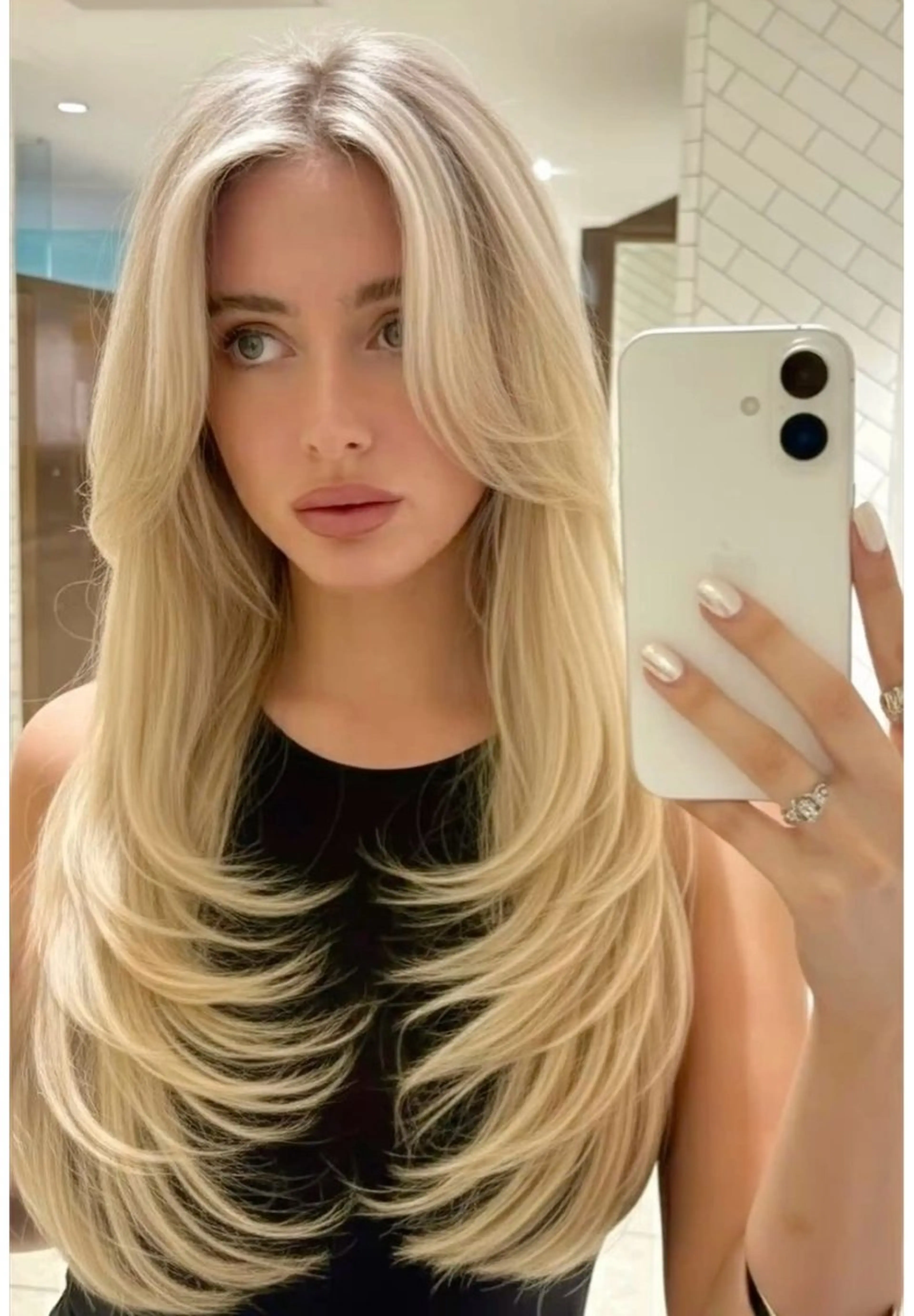 ロング YOLO 渋谷 konaのヘアスタイル