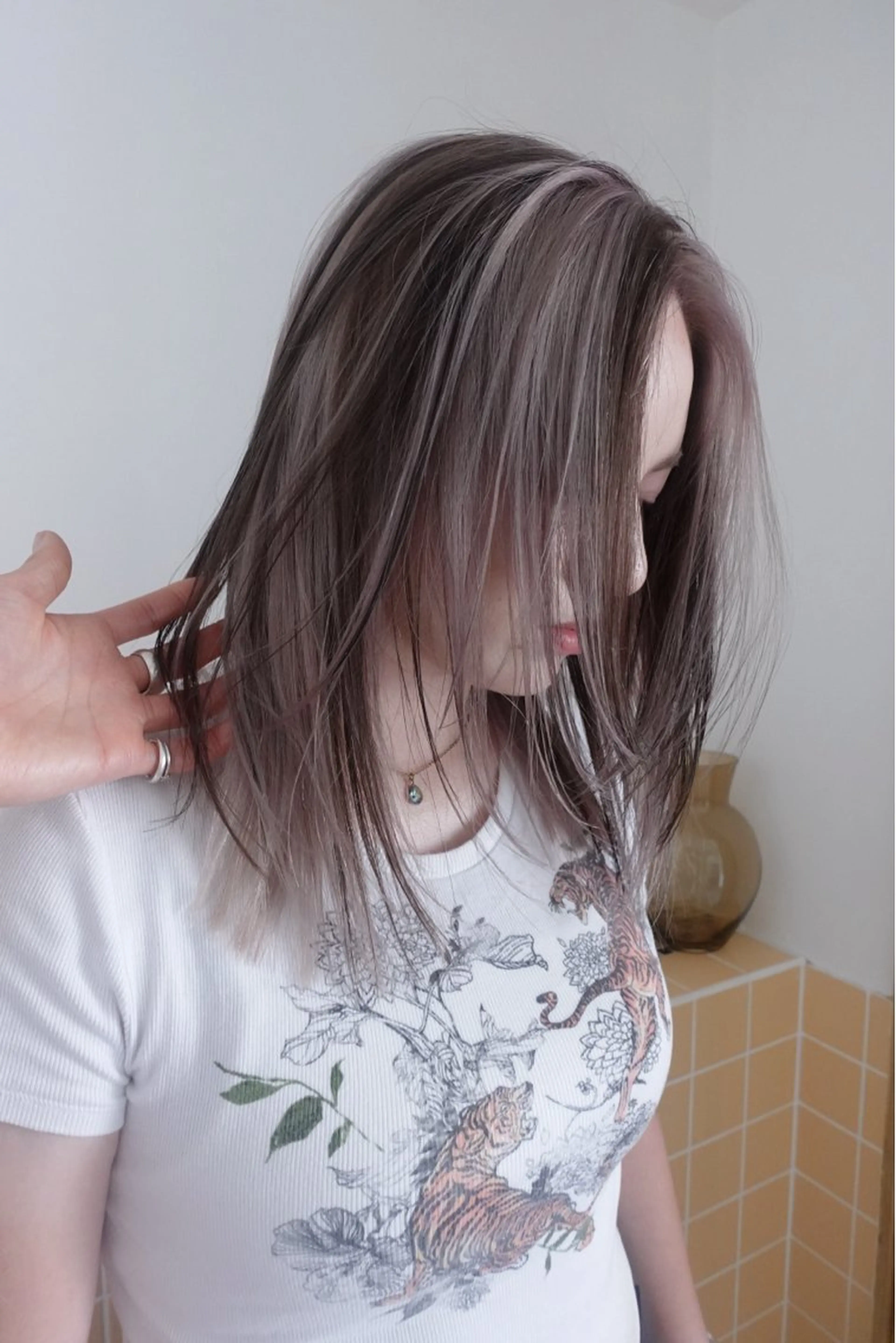 セミロング カラー 顔周りレイヤー/韓国 ブリーチminamiのヘアスタイル