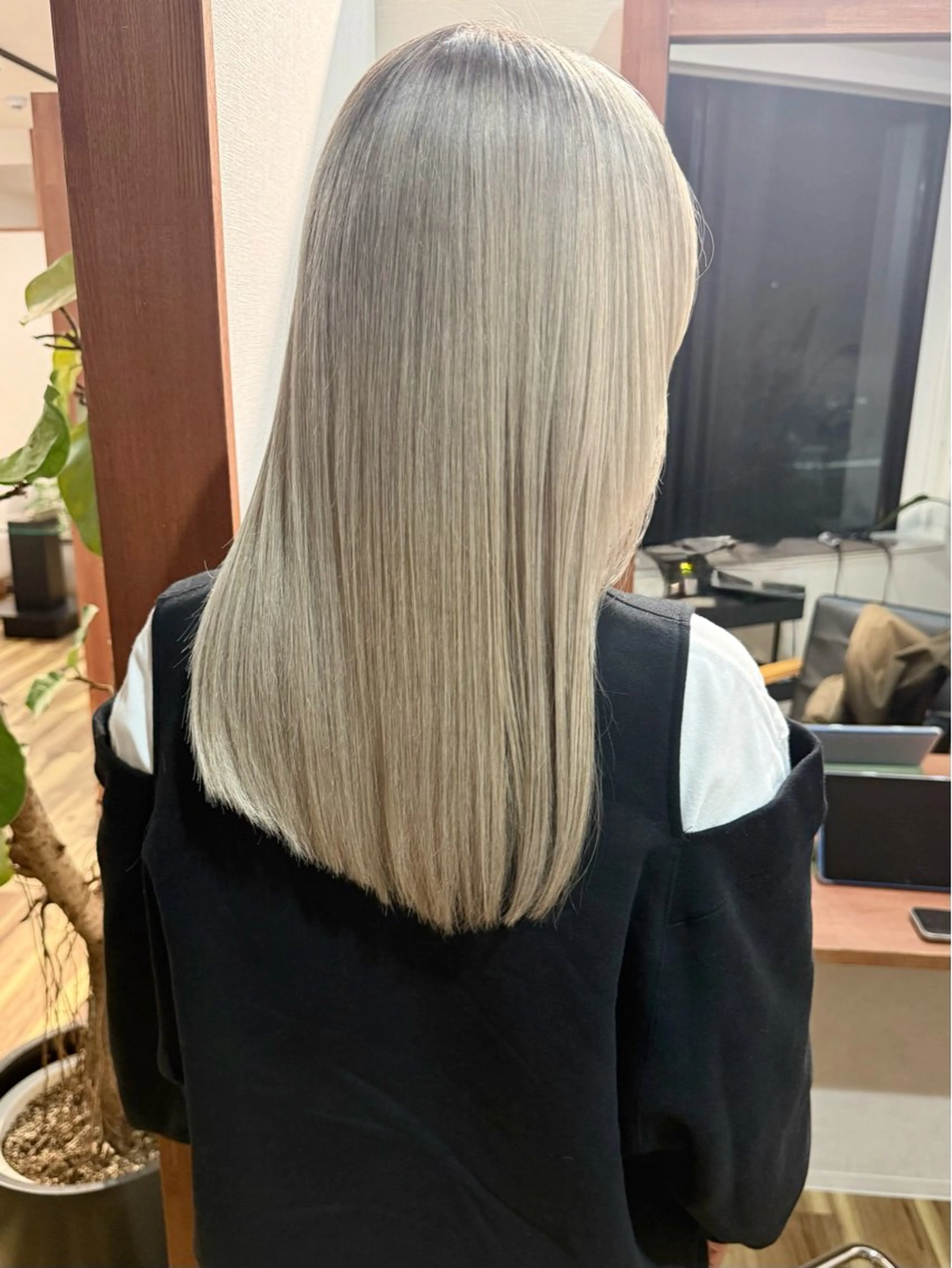 セミロング カラー ベージュカラー シルバー シルバーベージュ カット ヘアカラー トリートメント 田室 和幸のヘアスタイル