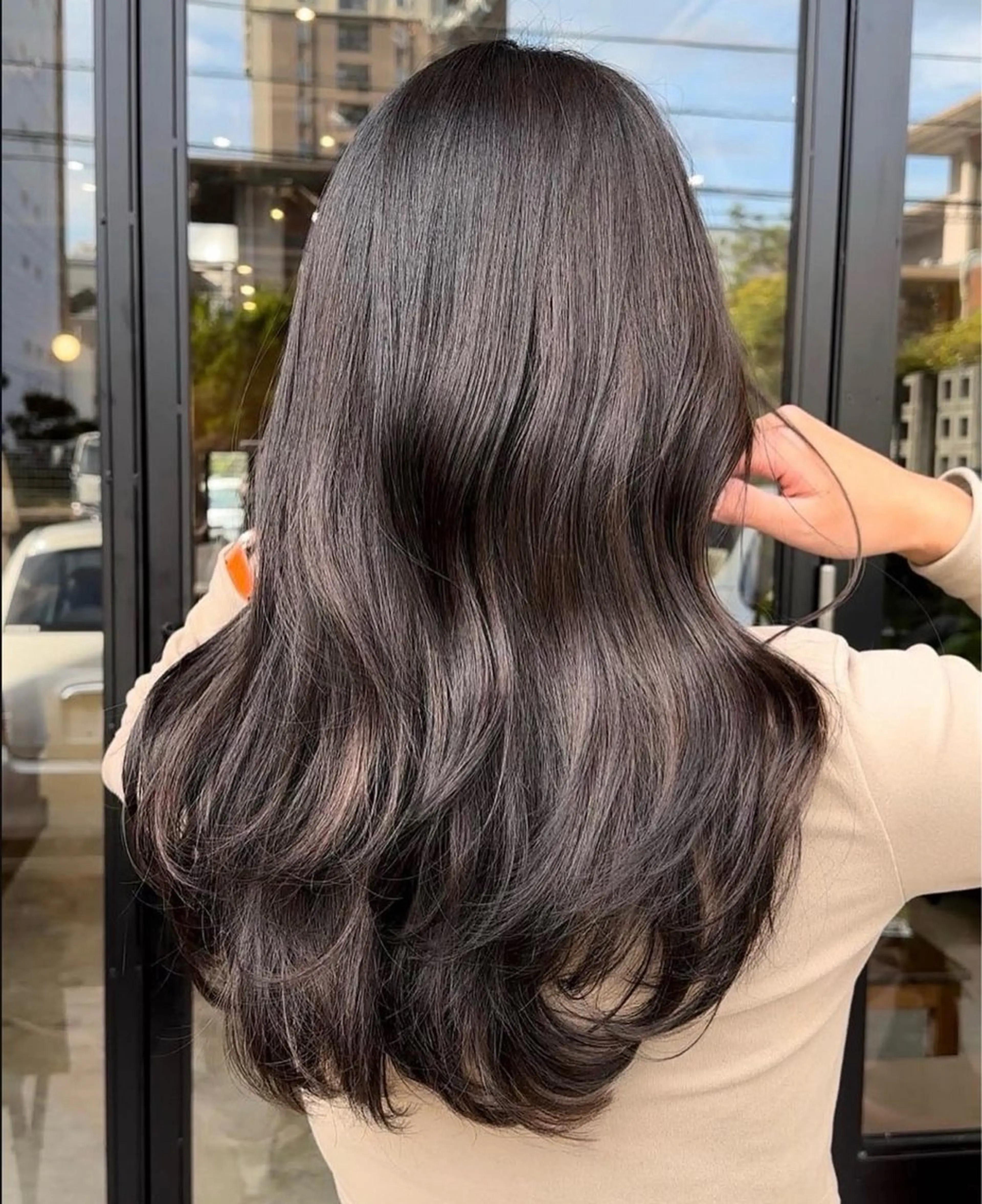 ロング カラー ブリーチ 透明感カラー ダークグレー ダークグレージュ グレージュ ヘアカラー 椎葉 楓真のヘアスタイル