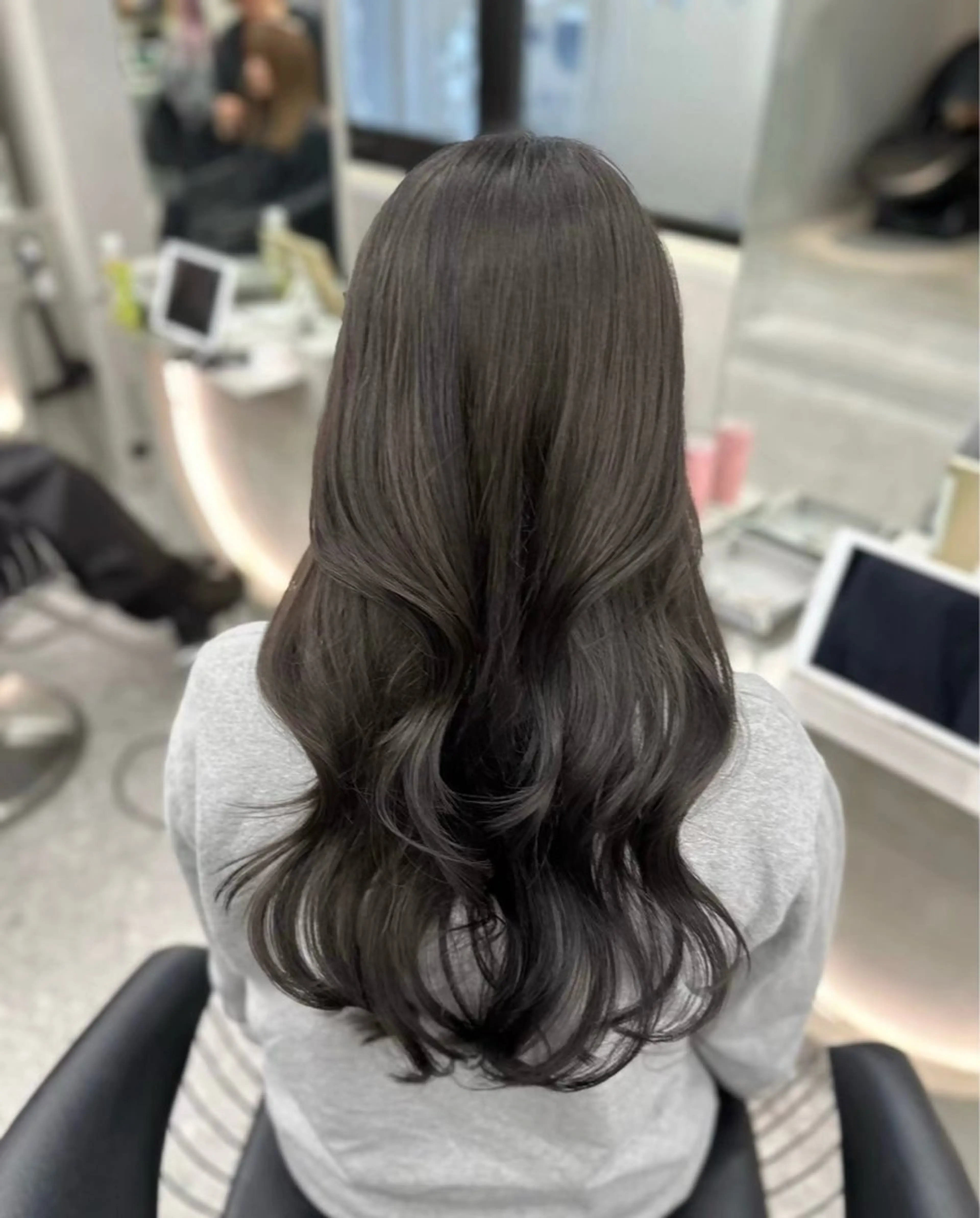 ロング アッシュ アッシュグレー アッシュグレージュ くびれヘア 髪質改善 ヘアカラー 🎀透明感カラー shizuka🎀のヘアスタイル