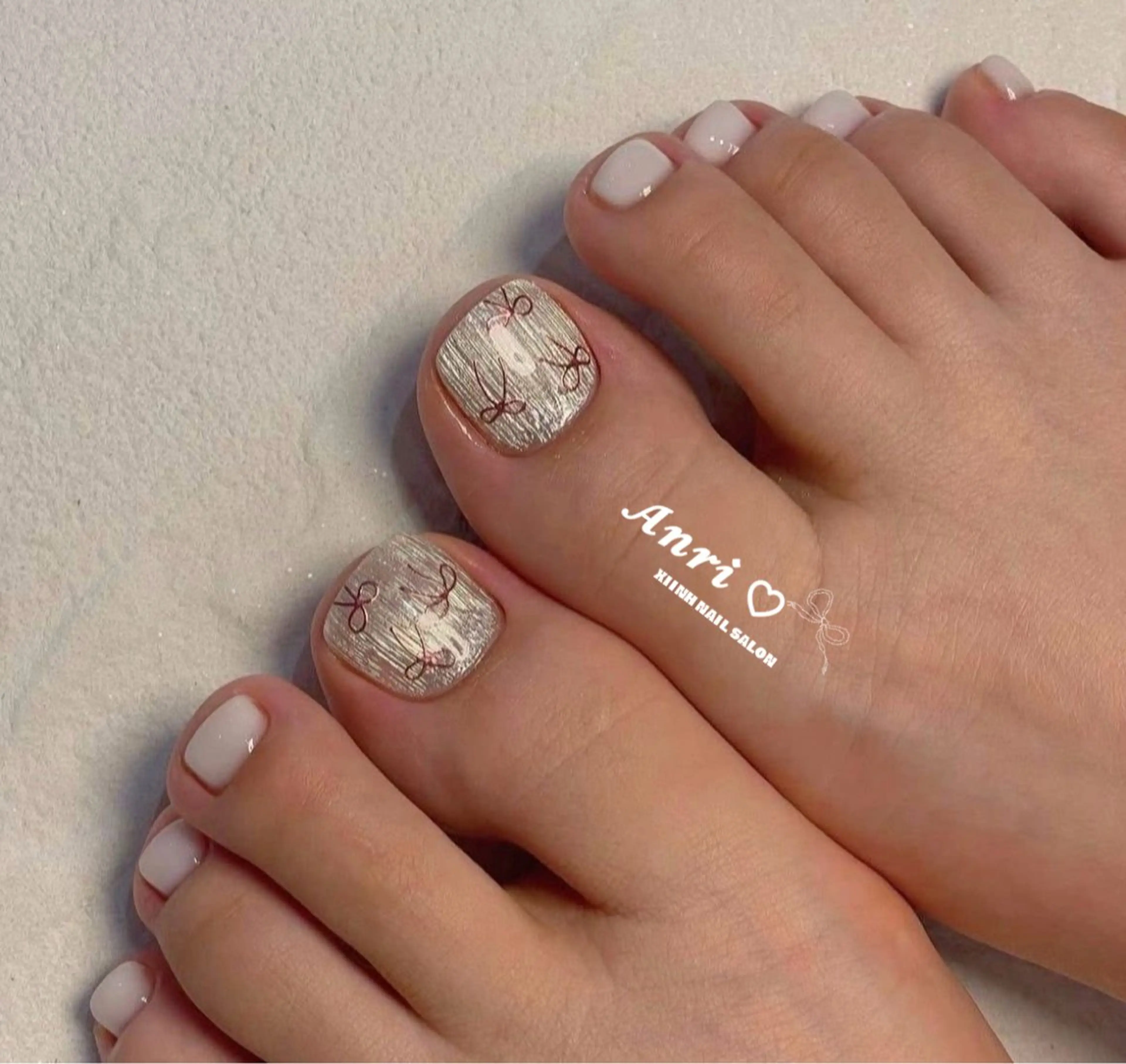 ネイル チークネイル 長さ出し フットネイル ジェルネイル 卒業式 𝓐𝓷𝓻𝓲 XiinhNailのネイルデザイン