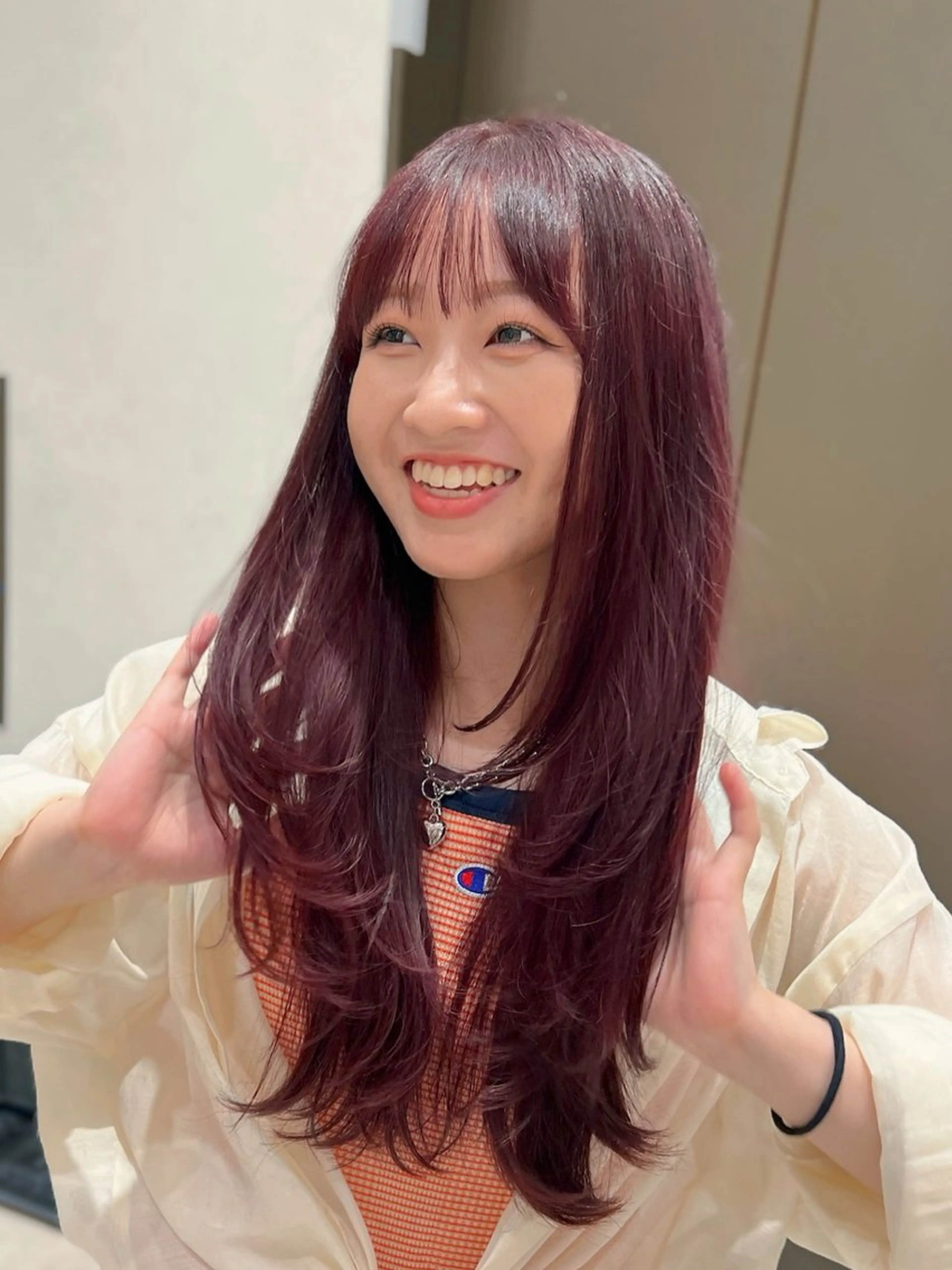 セミロング カラー レッドカラー 顔まわりレイヤー レイヤーカット 泉 愛美のヘアスタイル