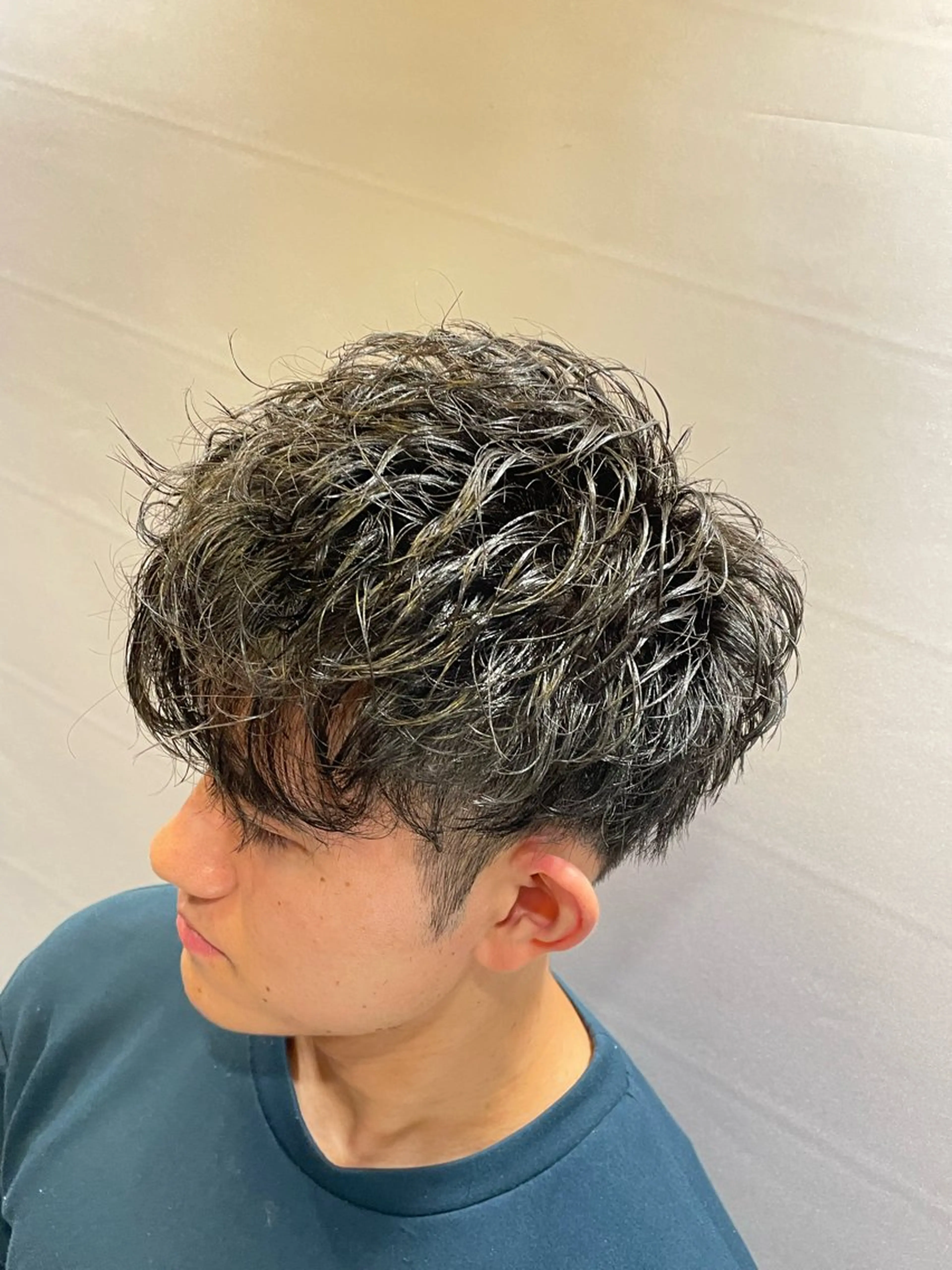 ミディアム パーマ ヘアアレンジ メンズ ミディアムパーマ メンズパーマ スパイラルパーマ barber shopのヘアスタイル