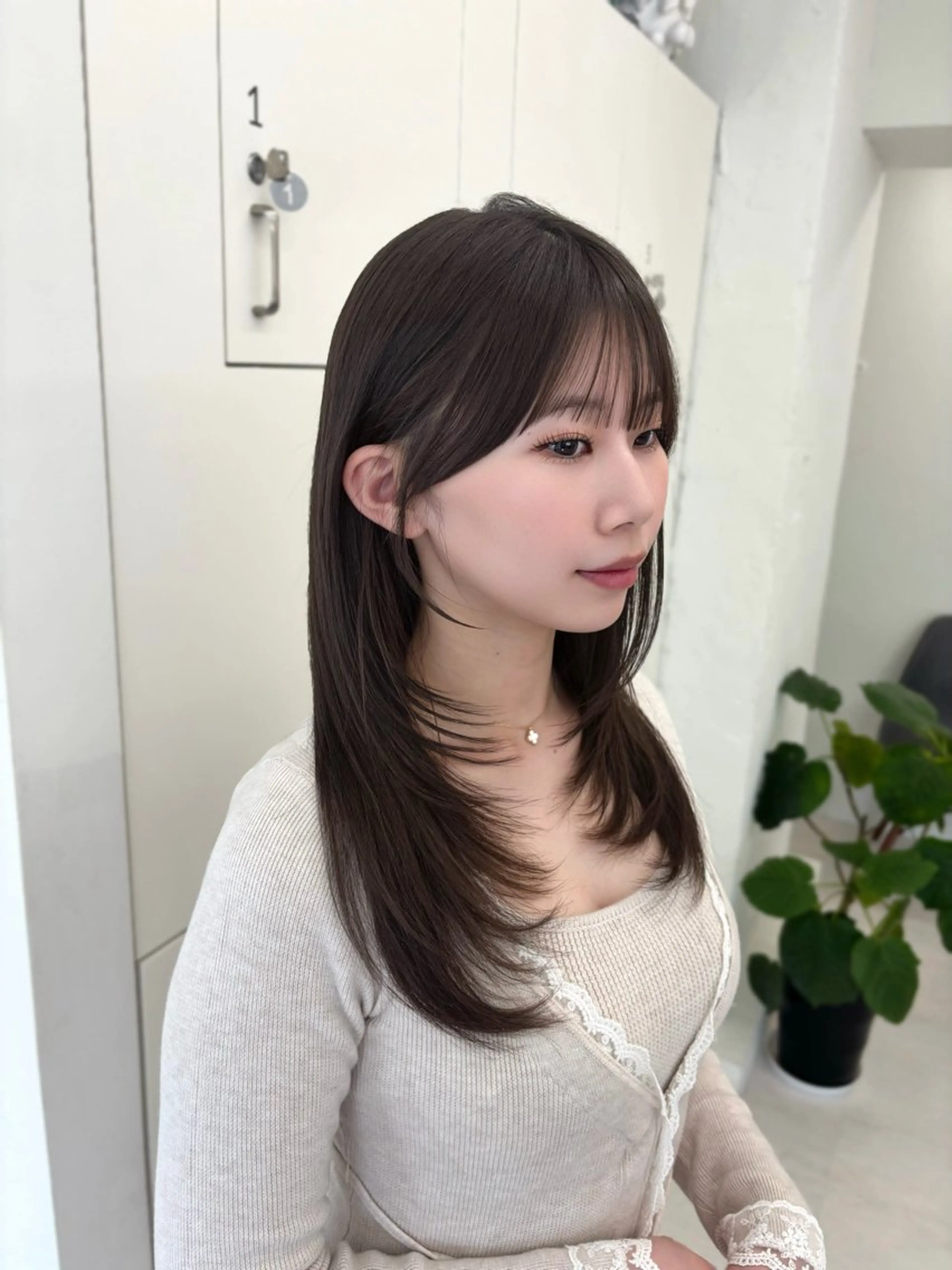 セミロング カット mei / レイヤー 顔まわり 🤍のヘアスタイル