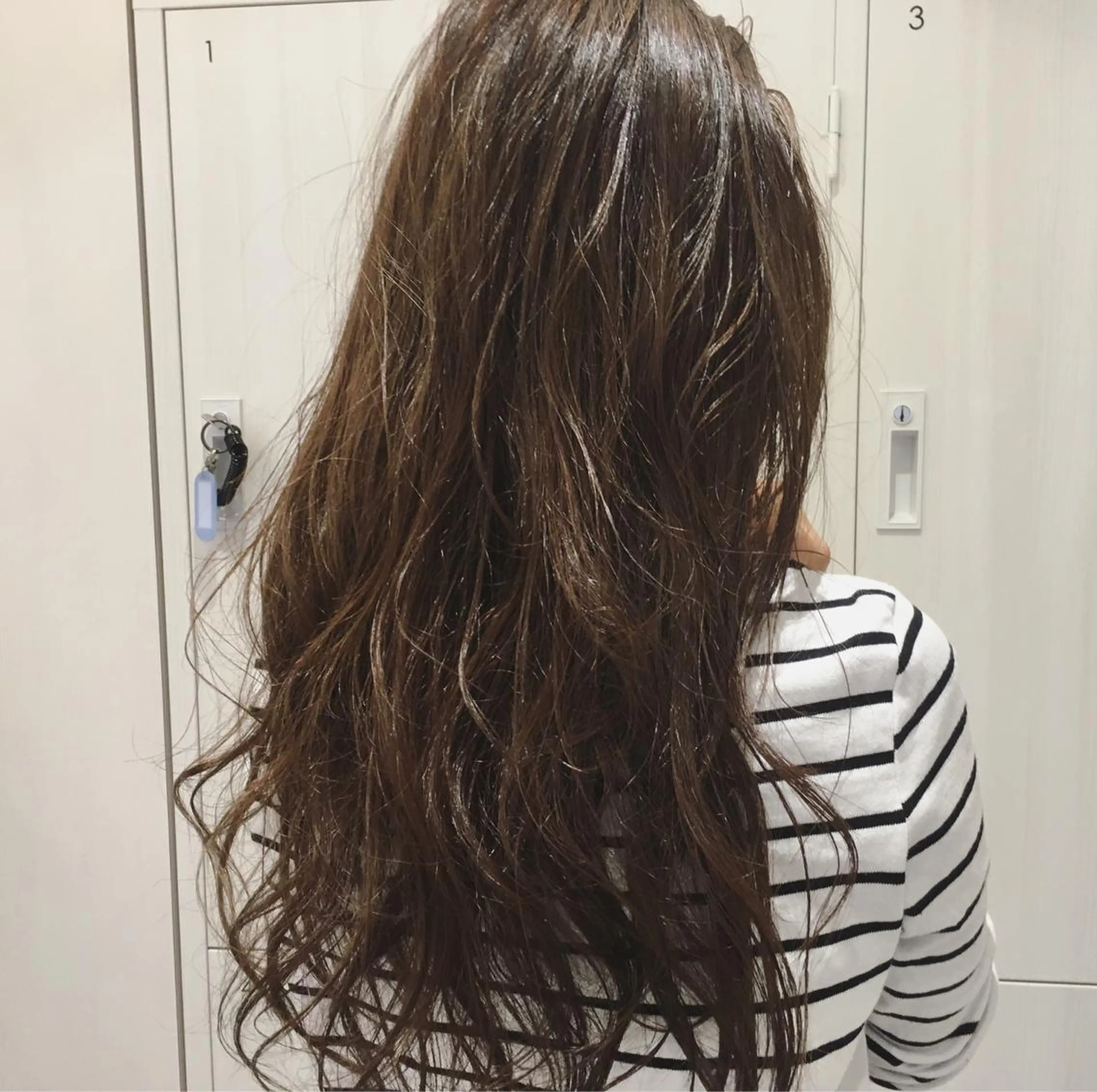 ロング カラー グレージュ ハイライトカラー イルミナカラー ハイライト 三鷹で1番ショート ボブをカットする新谷のヘアスタイル