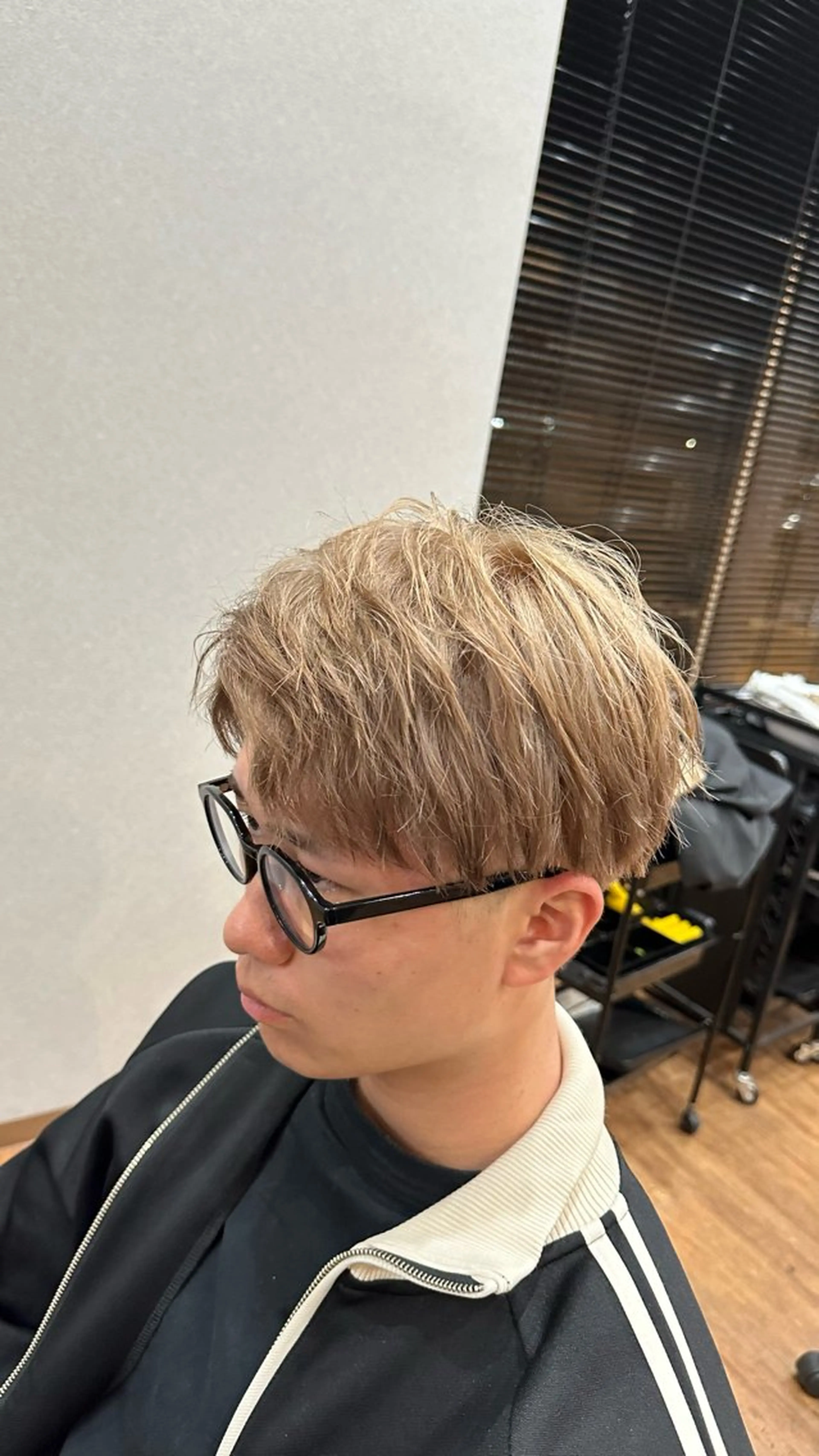 カラー メンズ ベージュカラー ミルクティーベージュ カット ヘアカラー トリートメント clocca所属・鵜飼 真伍のヘアスタイル