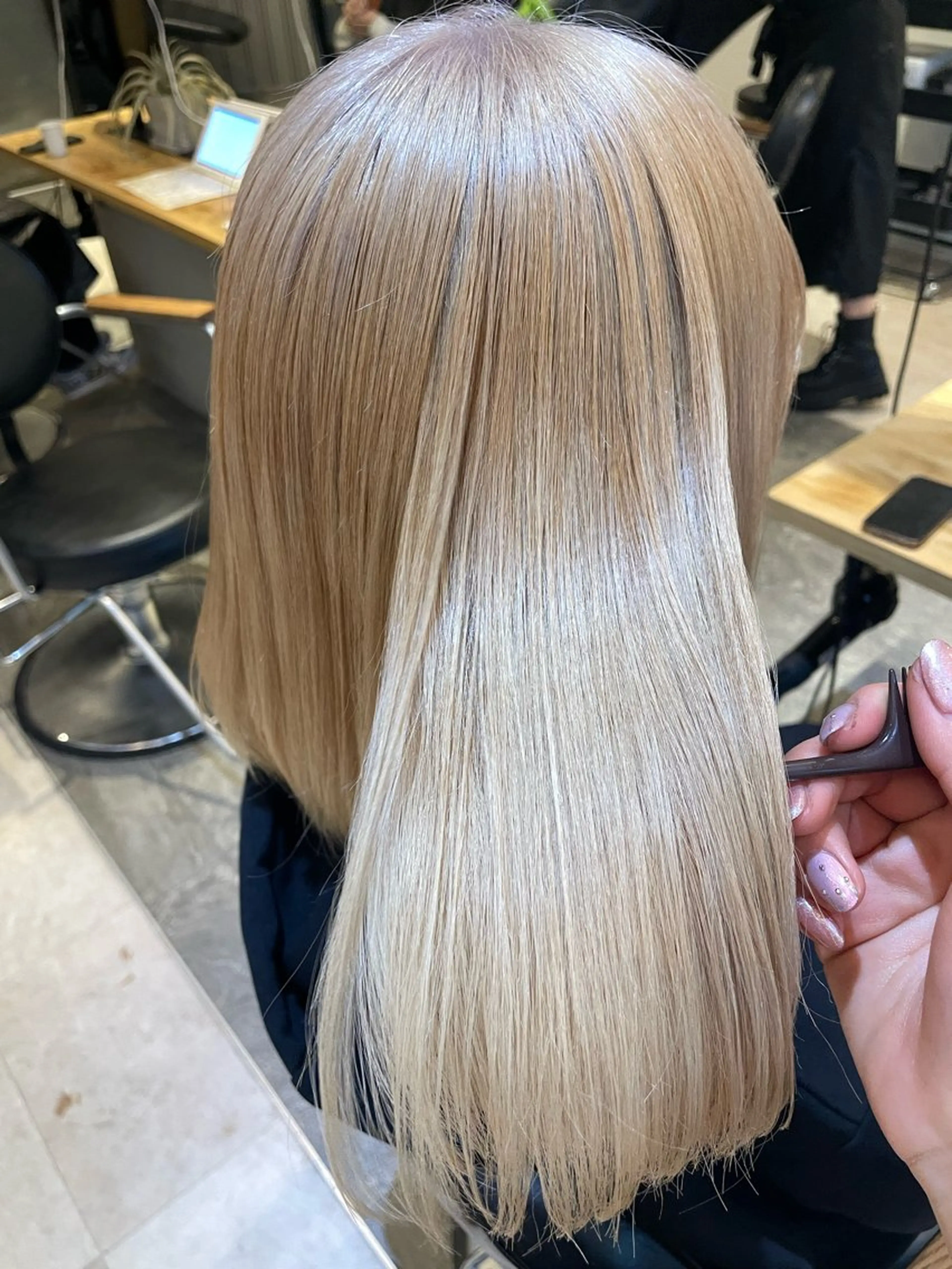 セミロング カラー ブリーチ ブロンド ハイトーンカラー カット ヘアカラー 💘韓国レイヤー上 品カラーruru💘のヘアスタイル