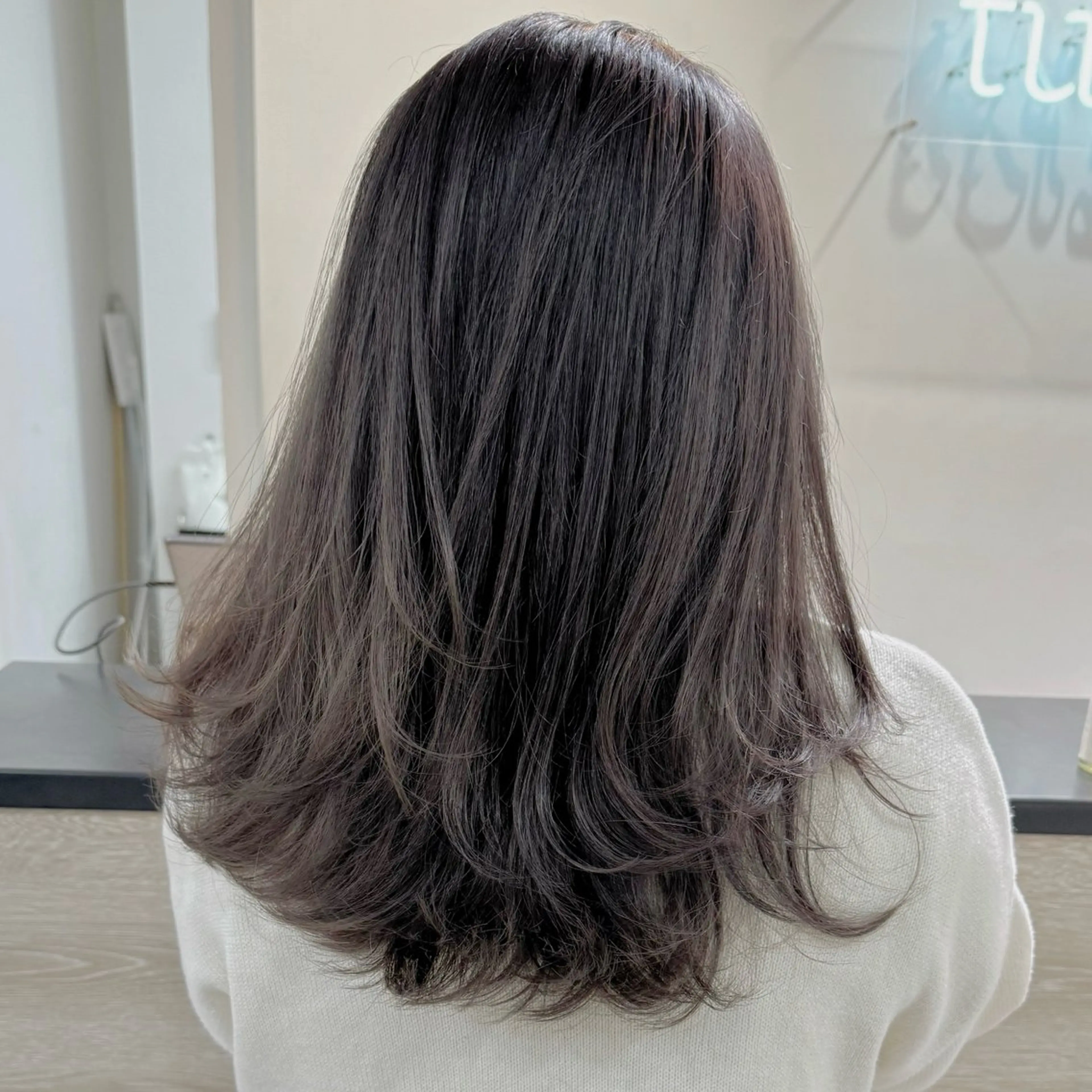 セミロング ハイトーンイヤ リングカラー清水隆央のヘアスタイル