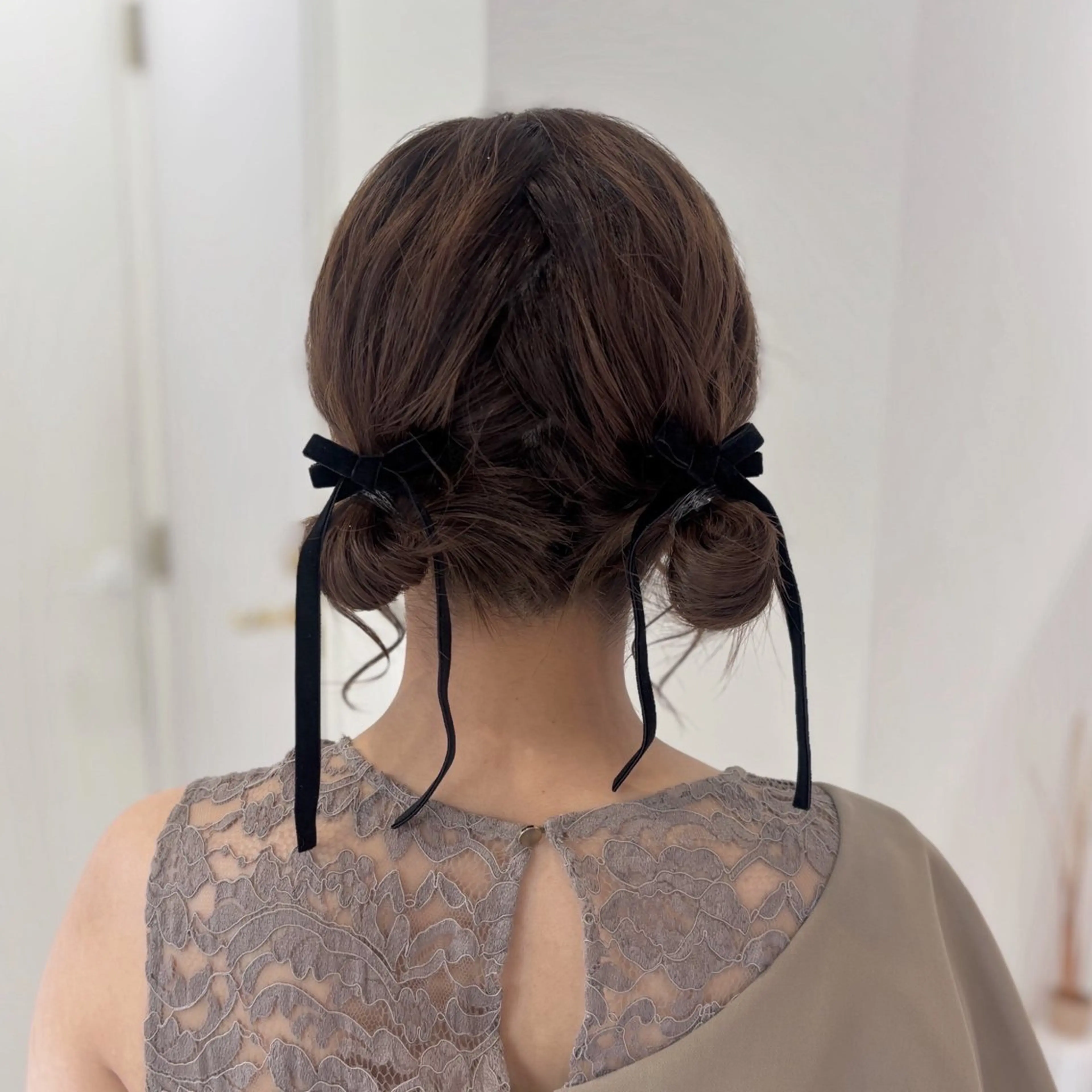 ショート カラー ヘアアレンジ お団子ヘア ブラウンカラー トリートメント 🍯Ayu/ハイトー ン/ブリーチ/ヘアメのヘアスタイル