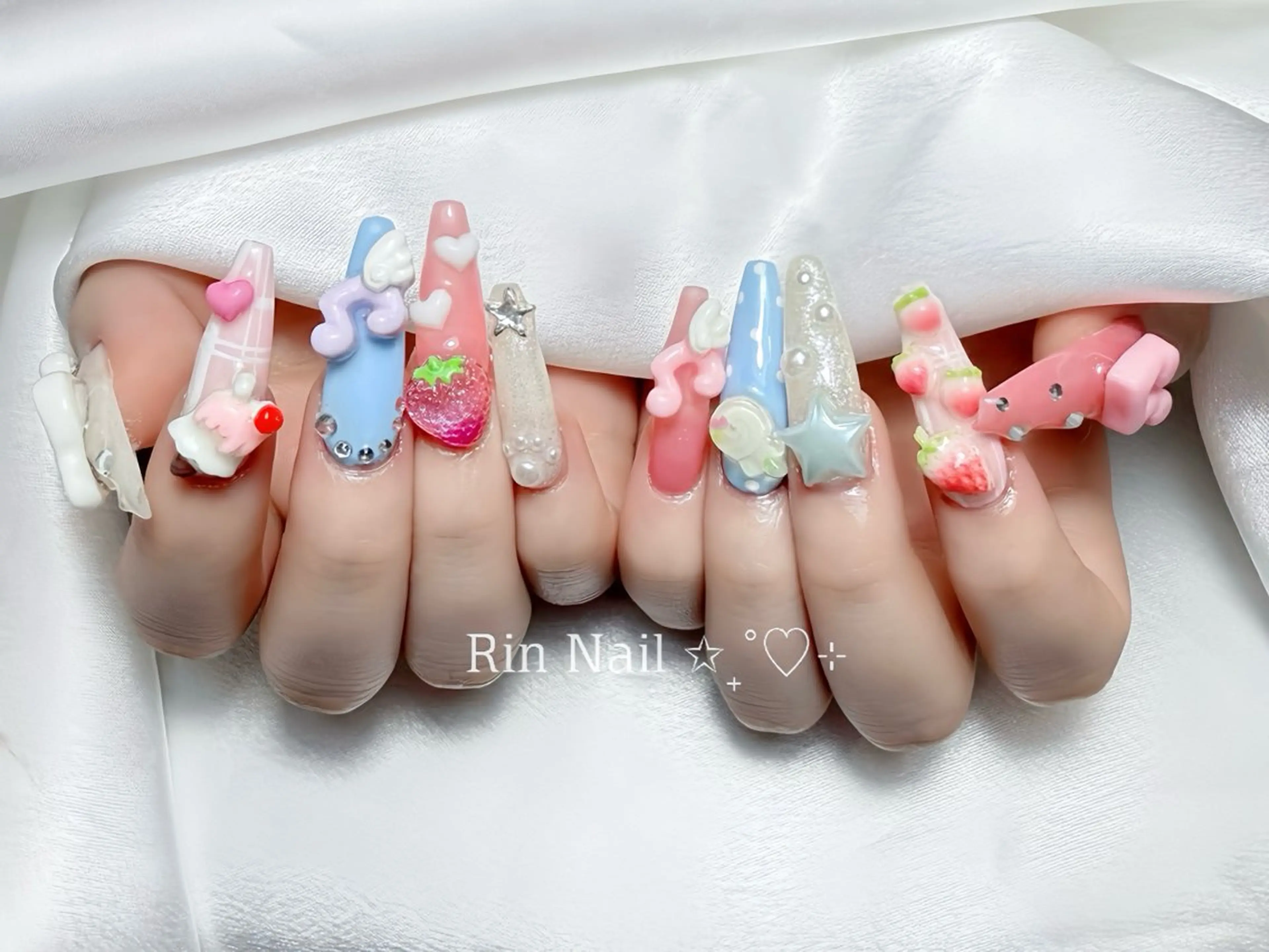 ネイル オーロラネイル ブラウン フラッシュネイル フラワーネイル ホログラムネイル ハンドネイル Rin Nail 新大久保店のネイルデザイン