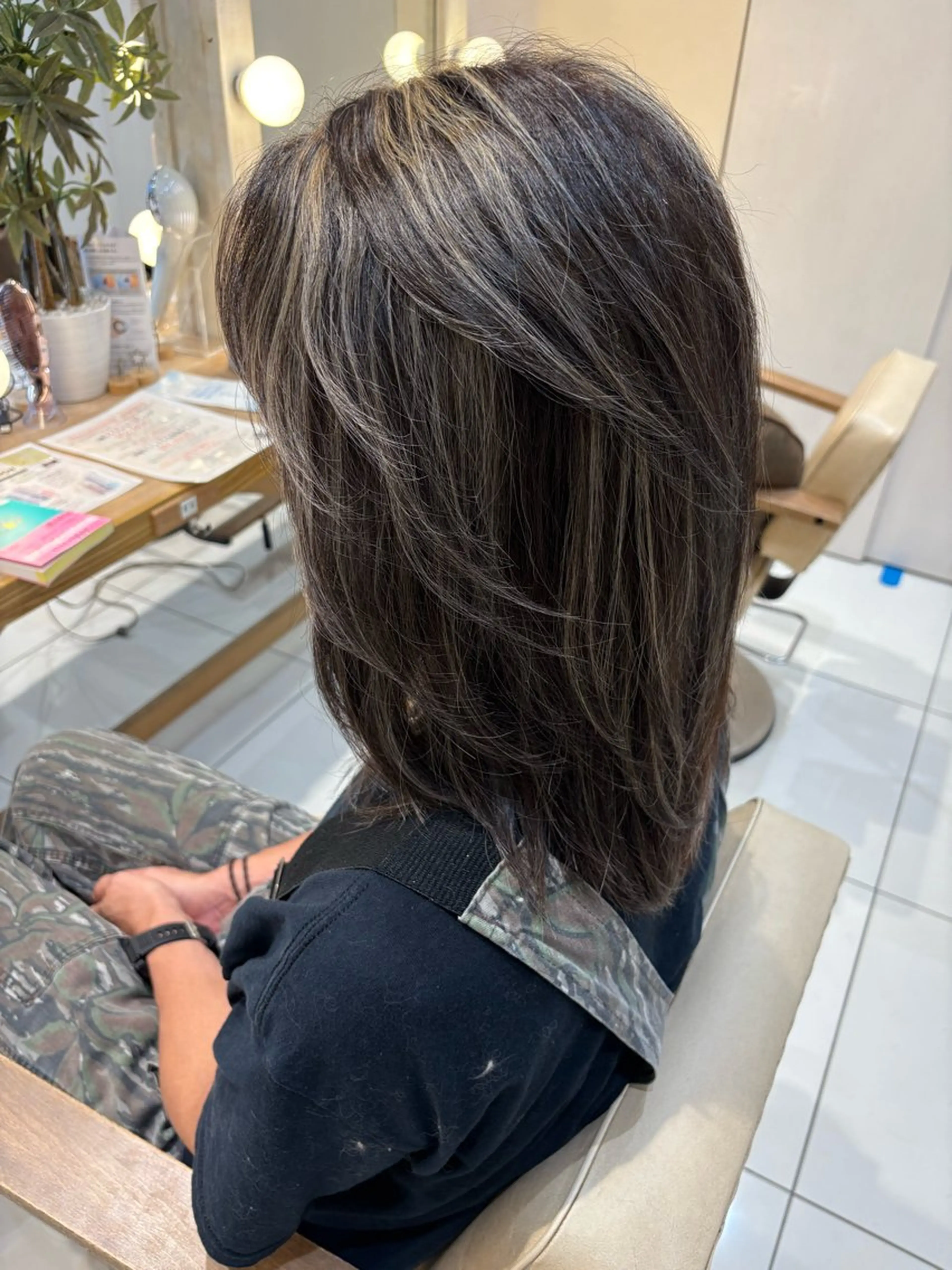 ミディアム カラー ハイライトカラー ハイライト ヘアカラー 本厚木パーマ＆ブリー チ特化メンズショートのヘアスタイル