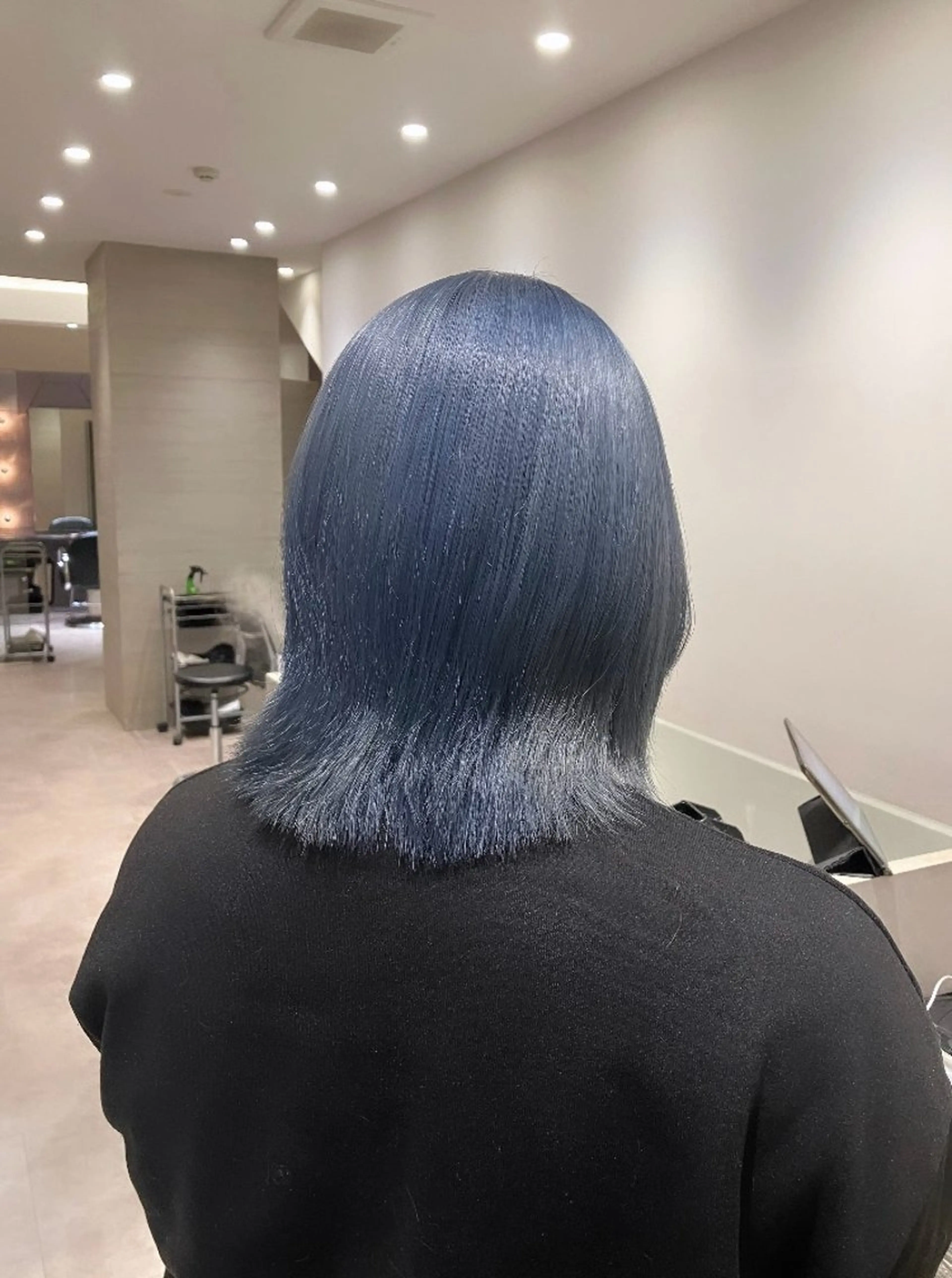 ミディアム カラー ブリーチ ブルーカラー シルバー ウルフカット サキ🤍ハイトーン 🩰くびれ巻きヘアのヘアスタイル