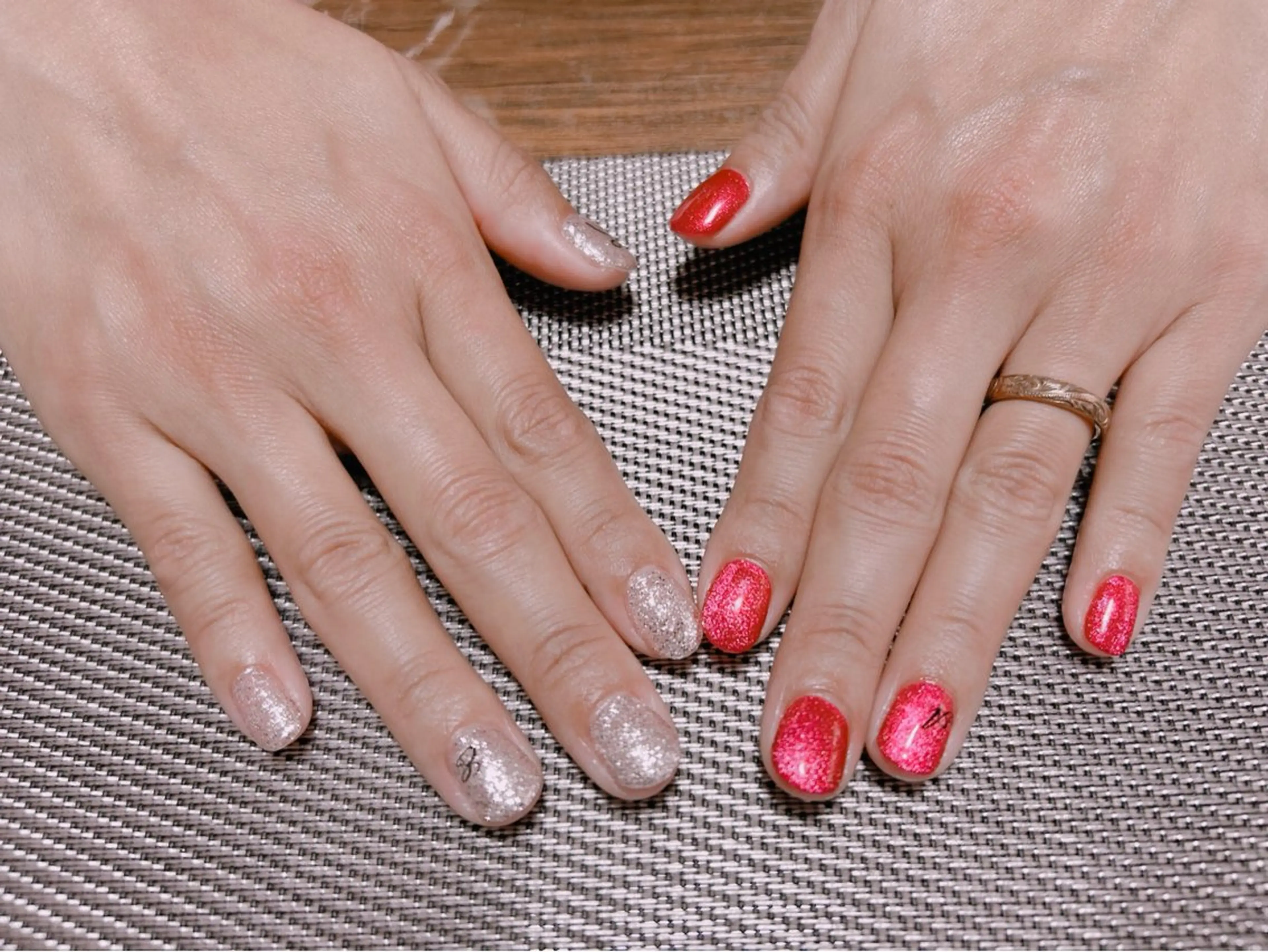ネイル ジェルネイル キラキラネイル ラメ(グリッター) マグネットネイル 赤色 i nailのネイルデザイン