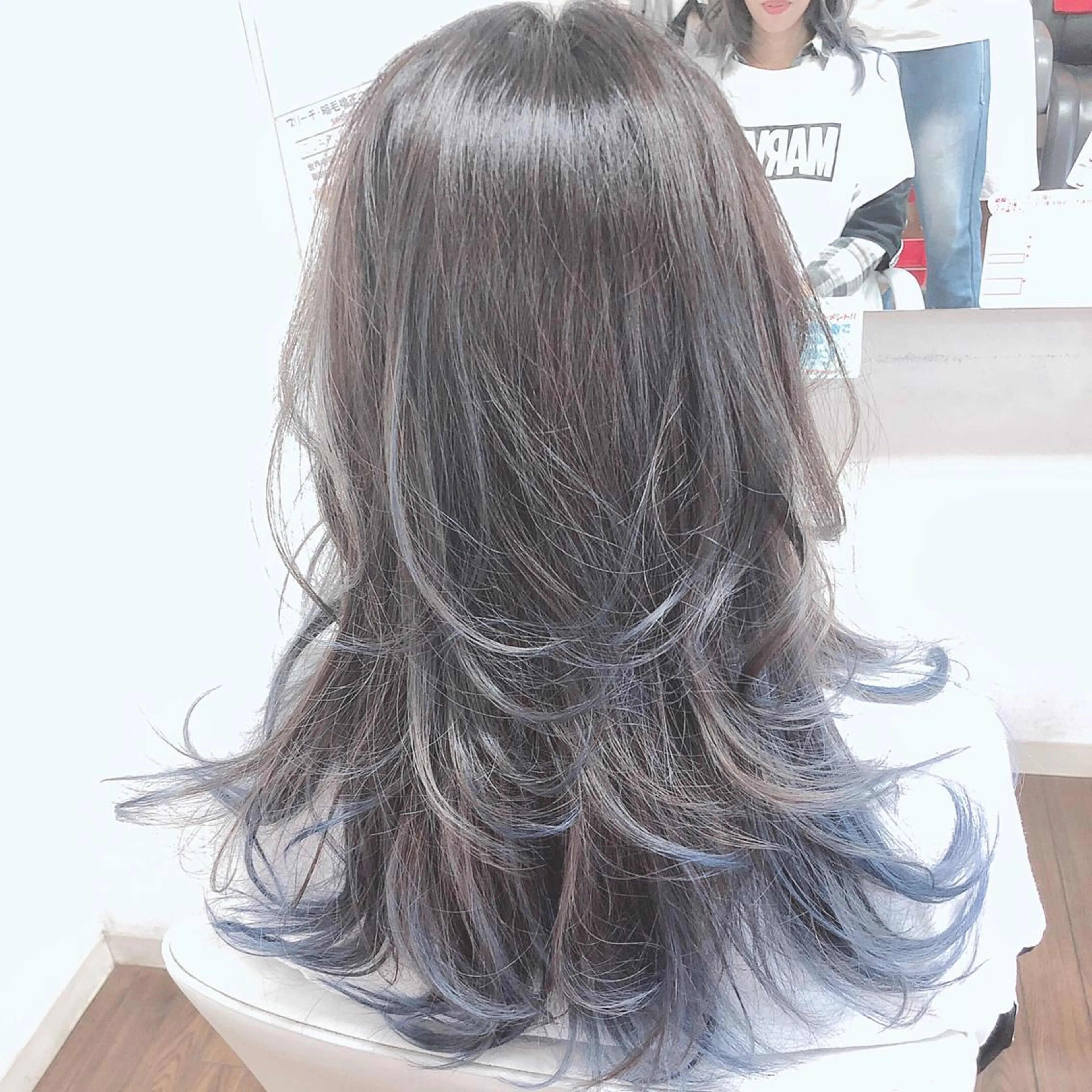 セミロング カラー アッシュ ブルーカラー ブルーアッシュ グラデーションカラー ヘアカラー GLAD 萩原のヘアスタイル