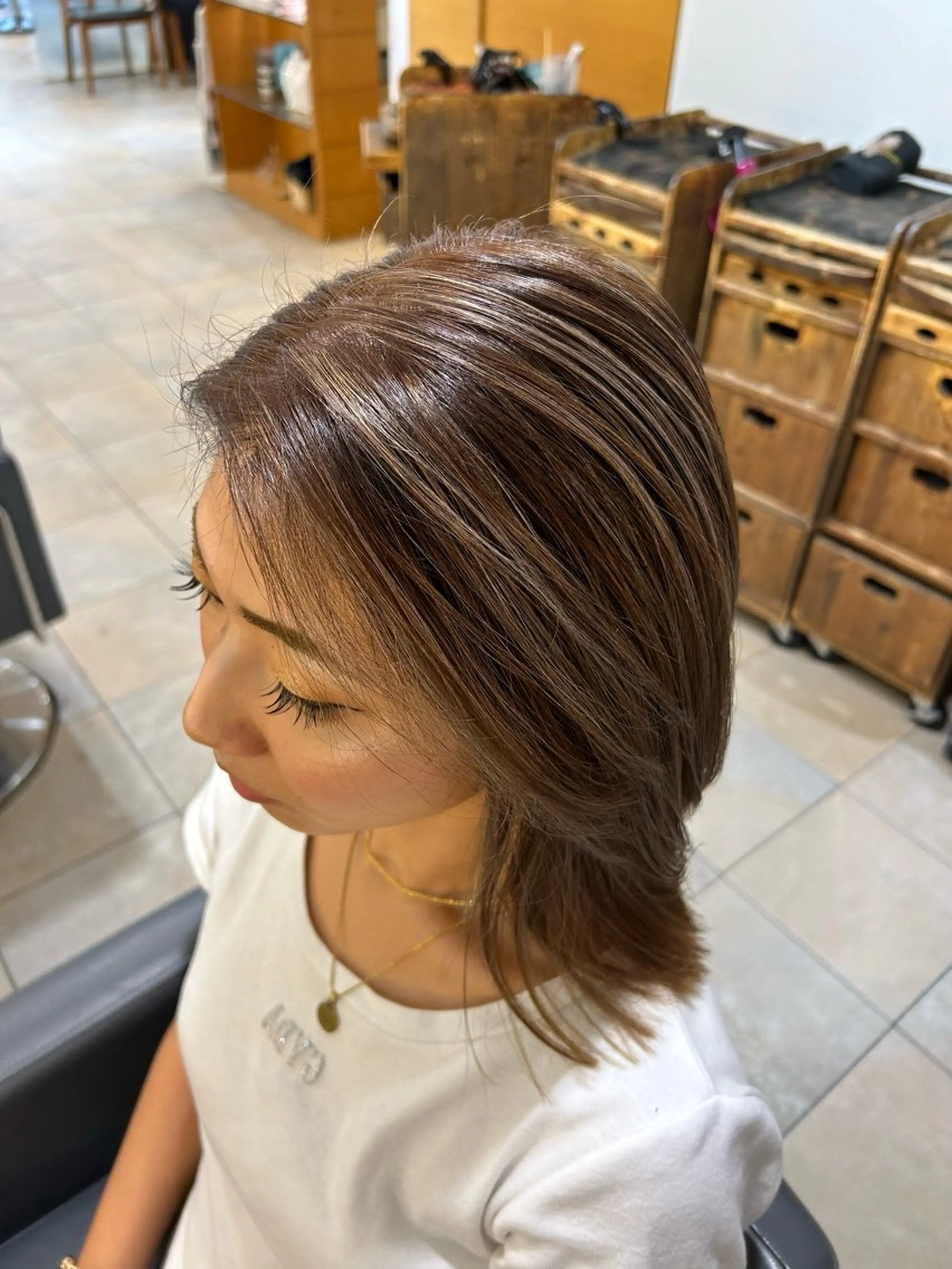 カラー 菅沼 紀世／顔周りレイヤーのヘアスタイル