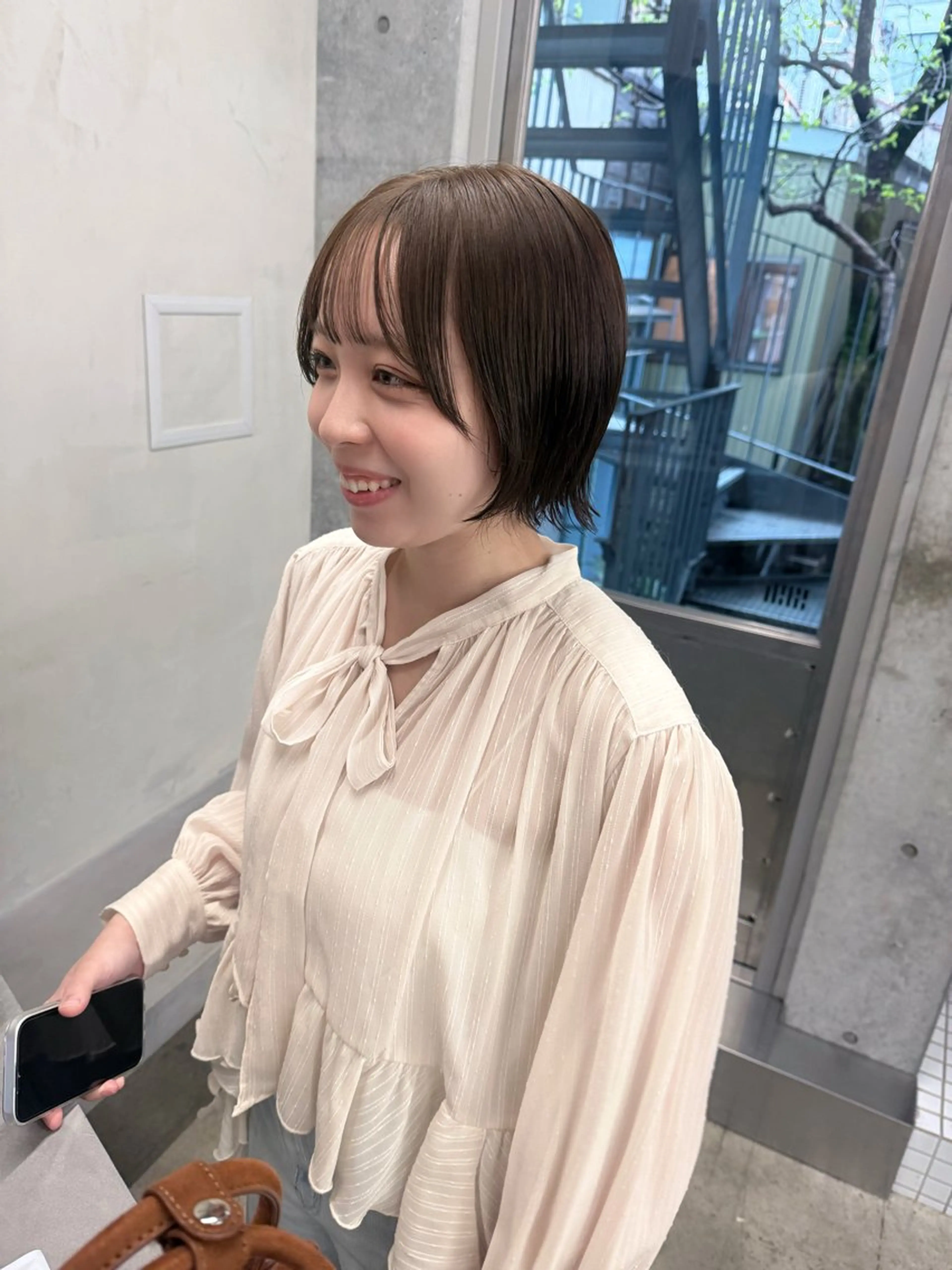 ショート カラー ショートボブ アッシュ ベージュカラー ブリーチ 透明感カラー カット ヘアカラー トリートメント 誰より丁寧なカット/ 小林輝/レイヤーのヘアスタイル