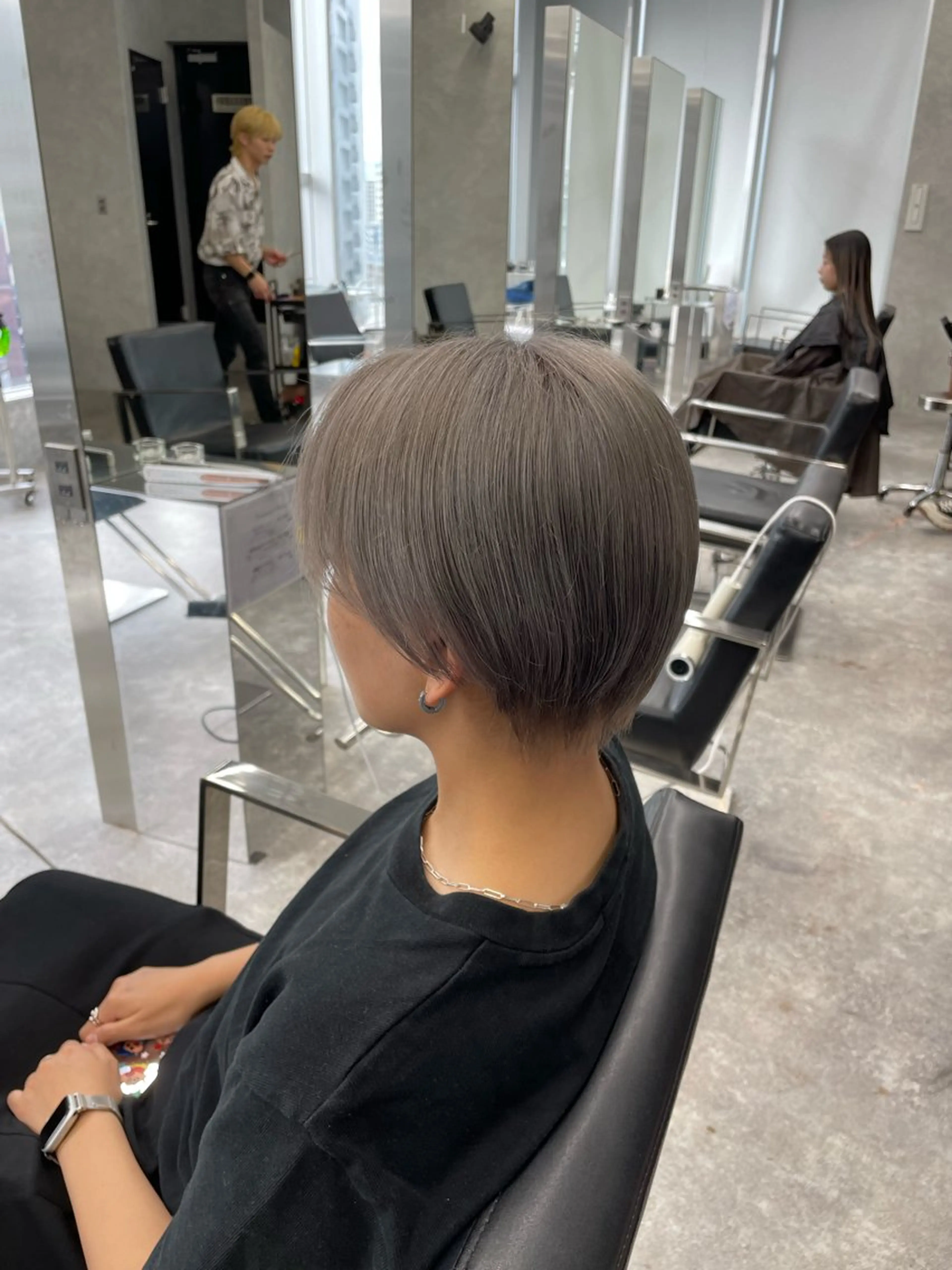 ショート カラー ヘアアレンジ ブリーチ ハイトーンカラー シルバー ホワイトシルバー 髪質改善 神戸三宮ダメージレス ブリーチ特化 麟太郎のヘアスタイル