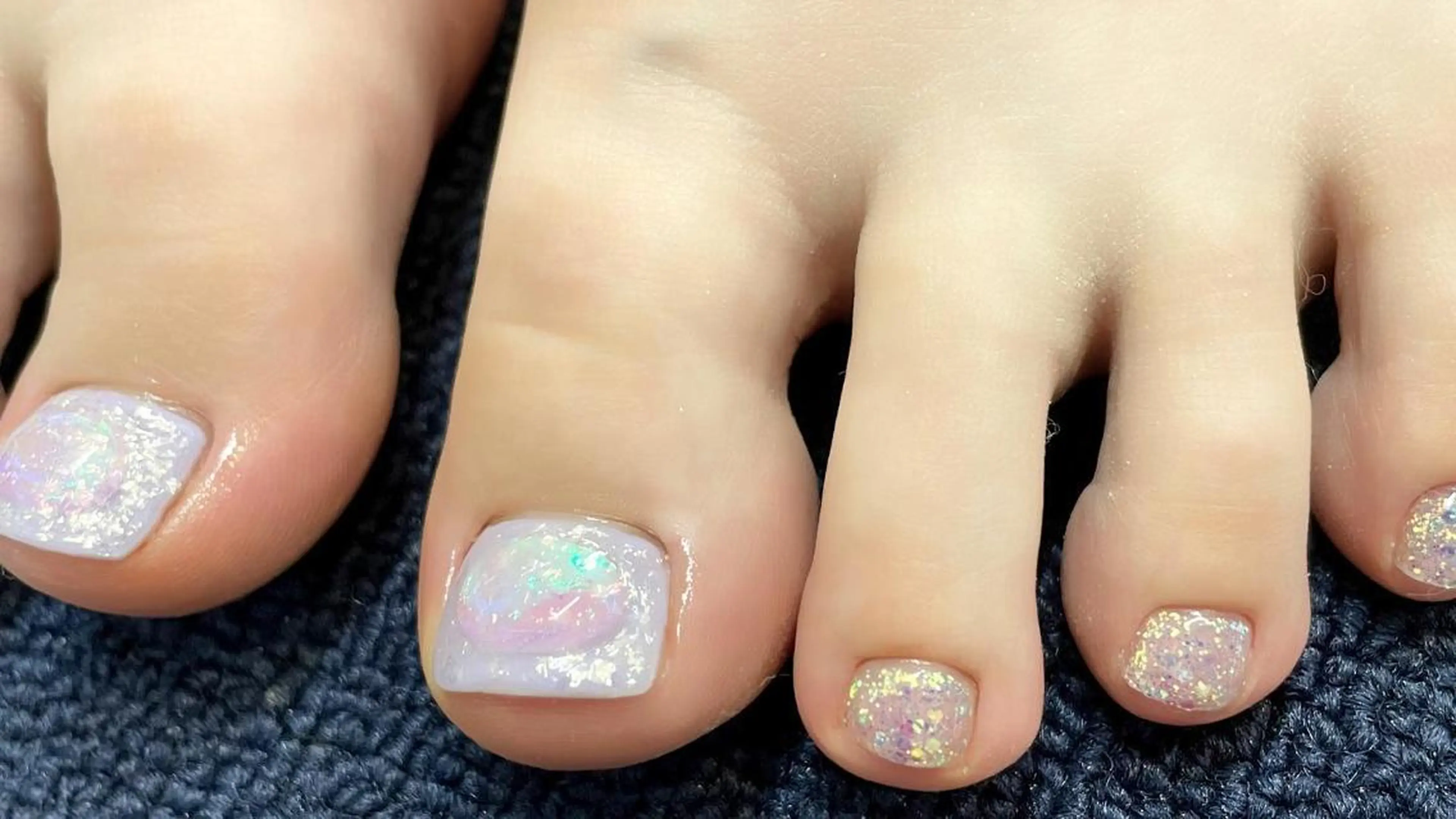 ネイル マツエク・マツパ まつげパーマ ボリュームラッシュ フットネイル ジェルネイル ラメ(グリッター) 髙橋 敦子のネイルデザイン