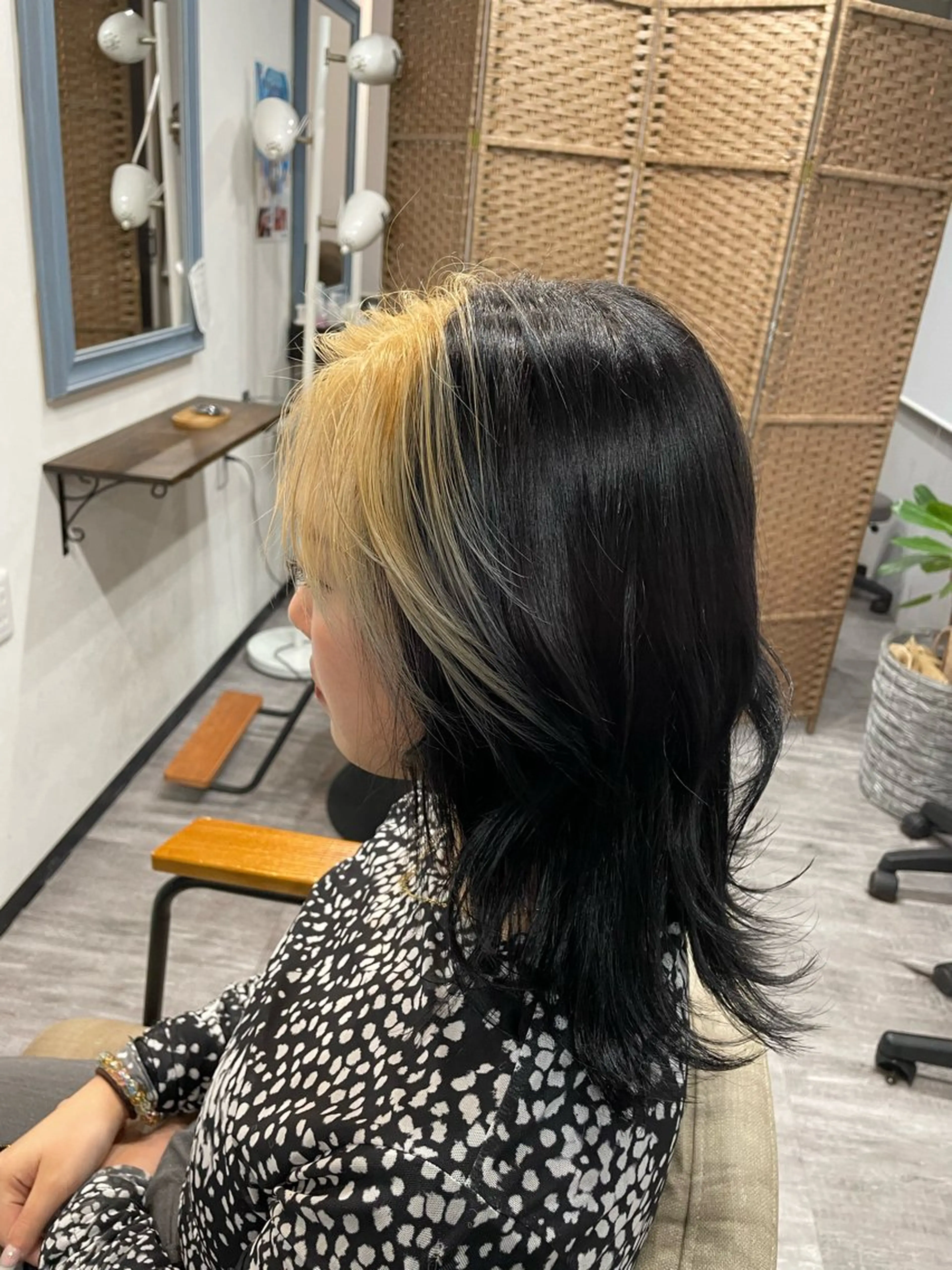 ミディアム シンプル 美容室のヘアスタイル