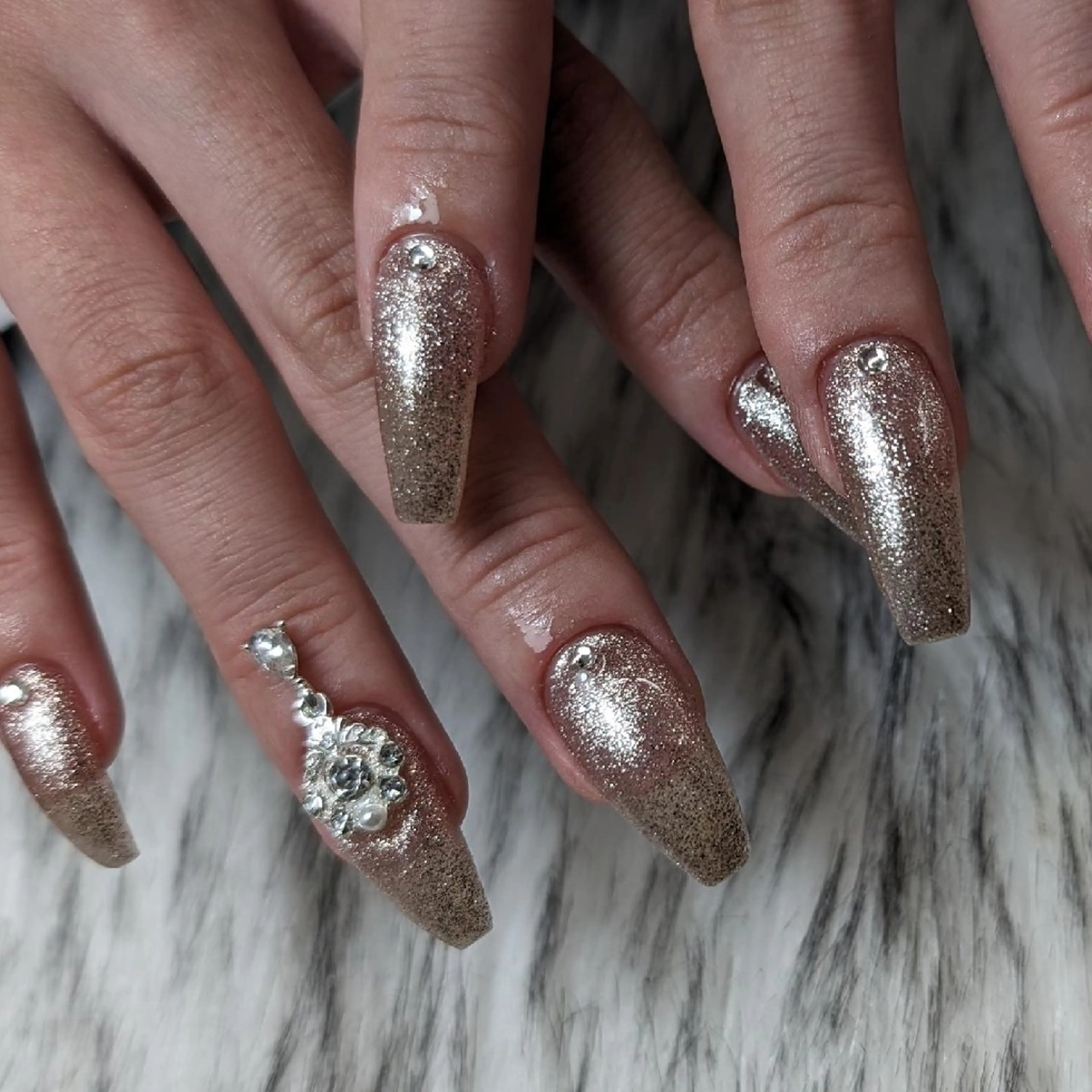 ネイル ハンドネイル RUNWAY 　　の眉毛・アイブロウイメージ