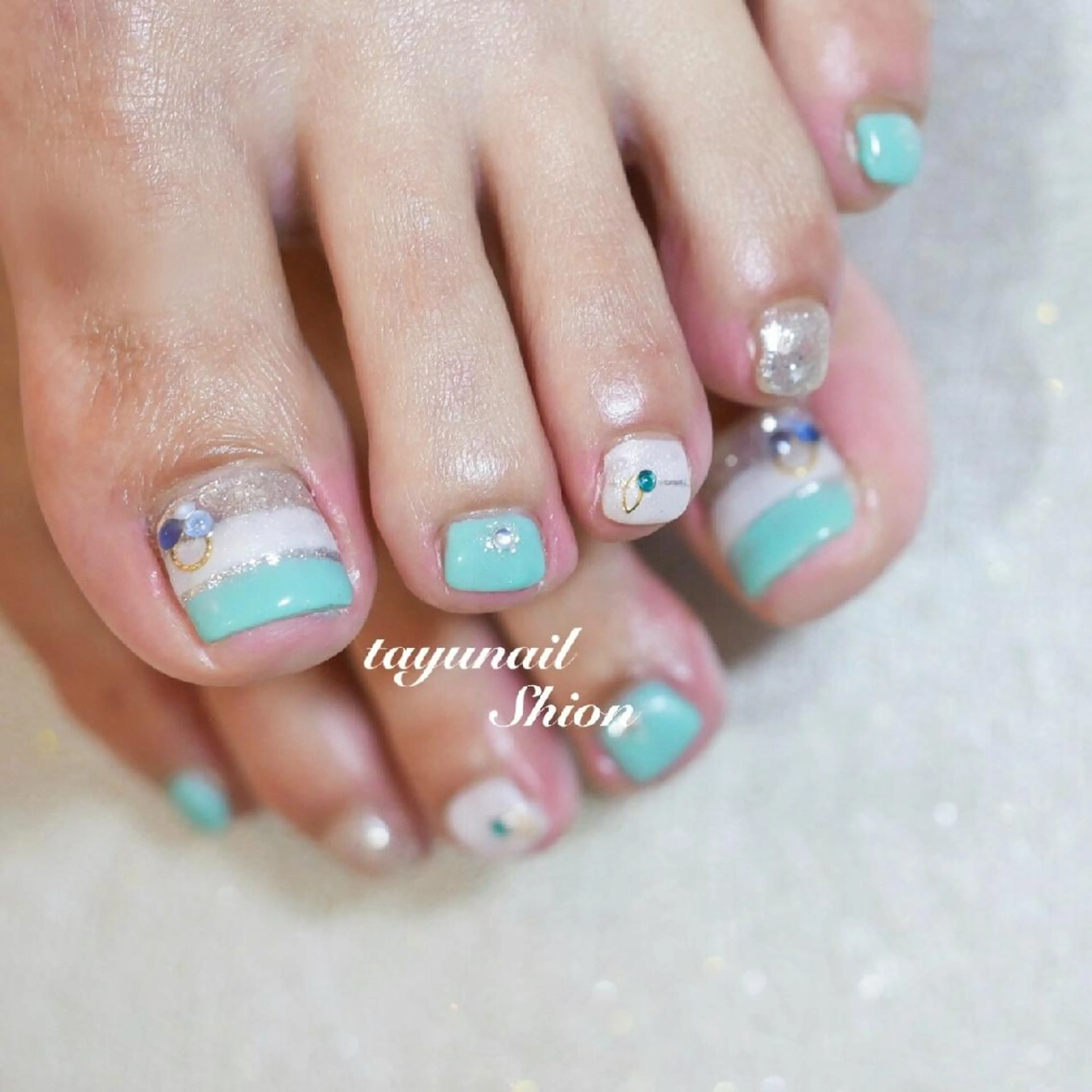 ネイル ブルー ボーダー フットネイル ジェルネイル キラキラネイル ネイルサロン 【たゆnail】のネイルデザイン