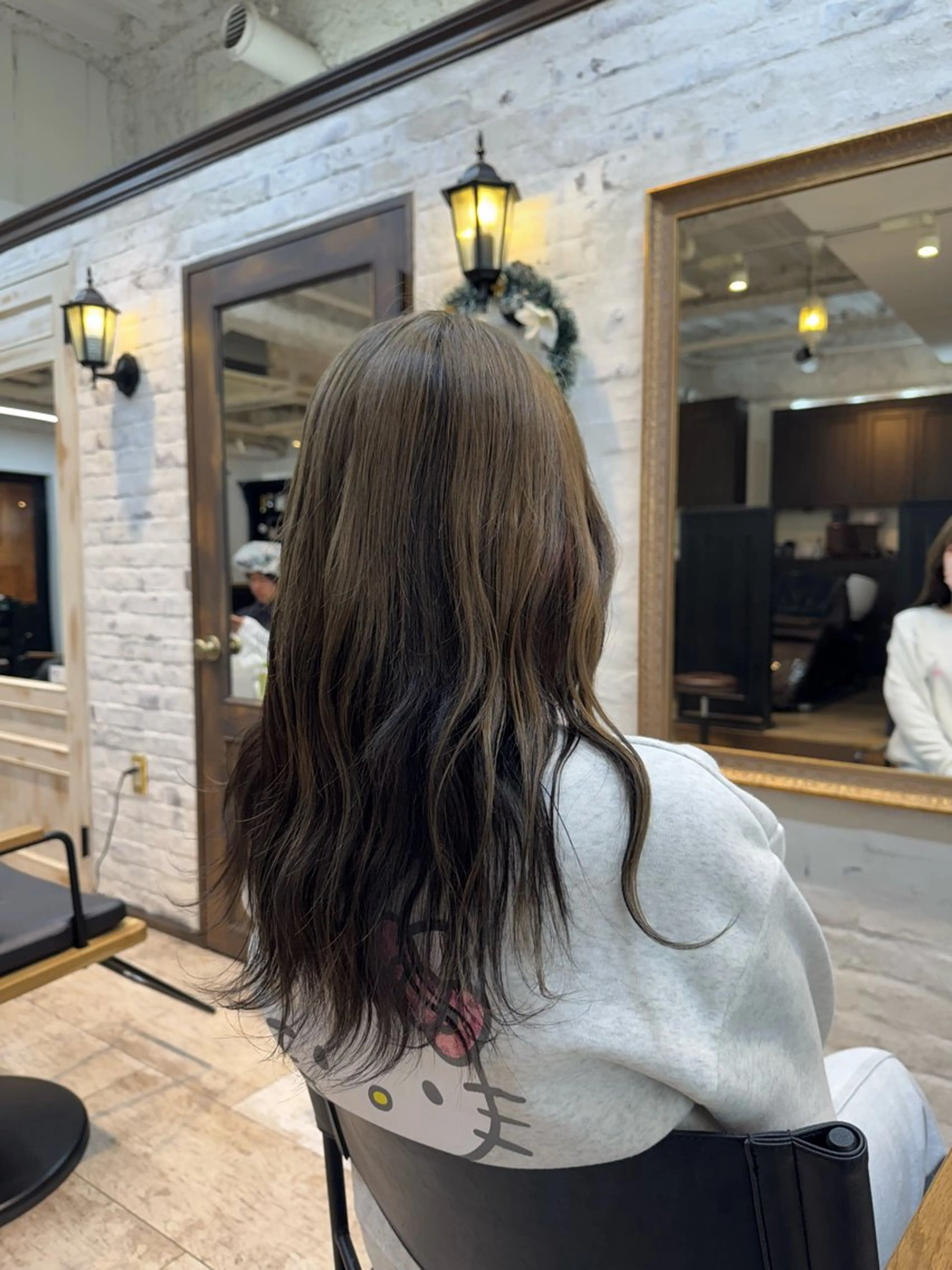 ロング カラー 西出 茉燦のヘアスタイル