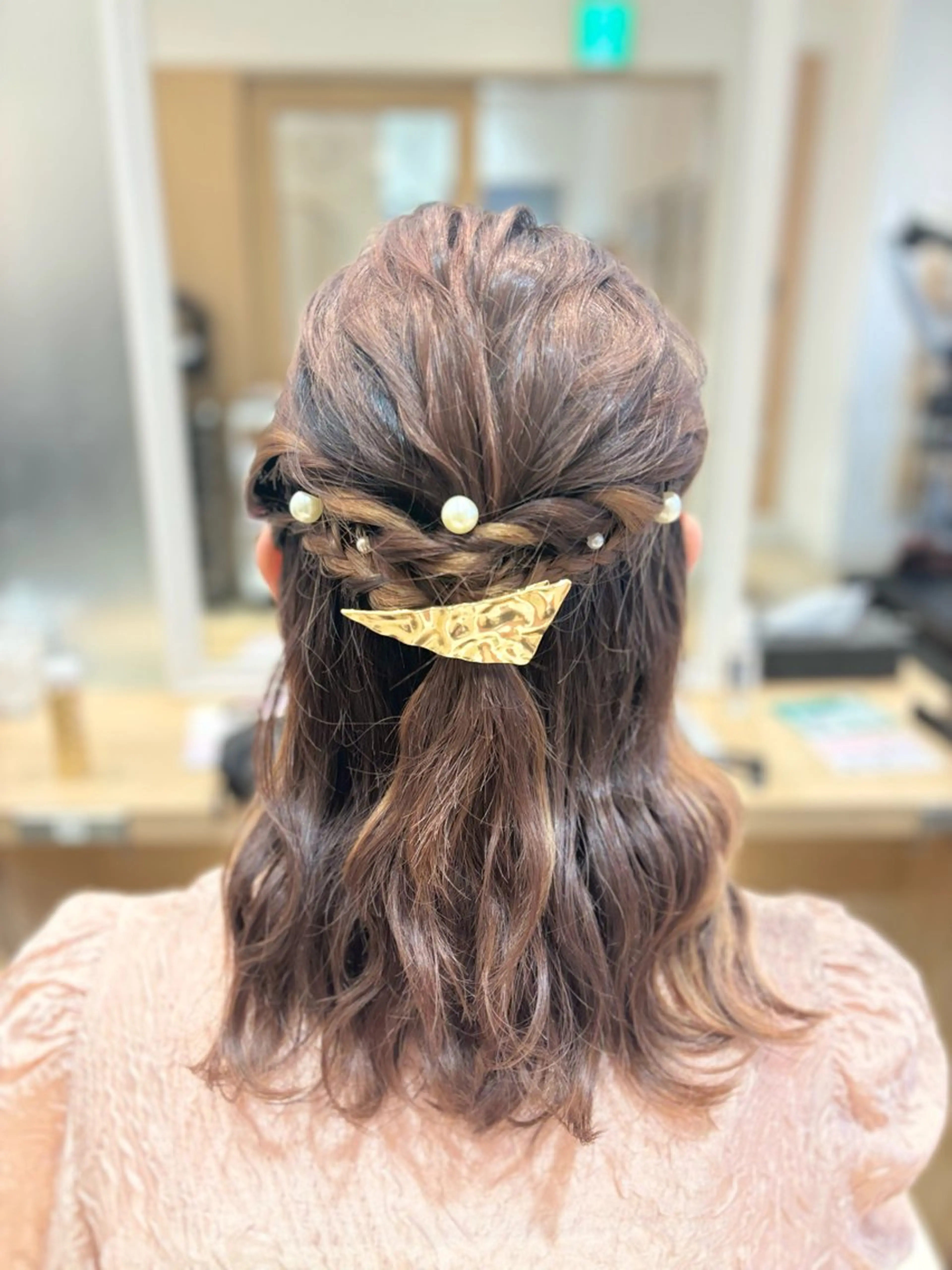 ミディアム ヘアアレンジ ハーフアップ ヘアセット ミドウチ アヤカのヘアスタイル