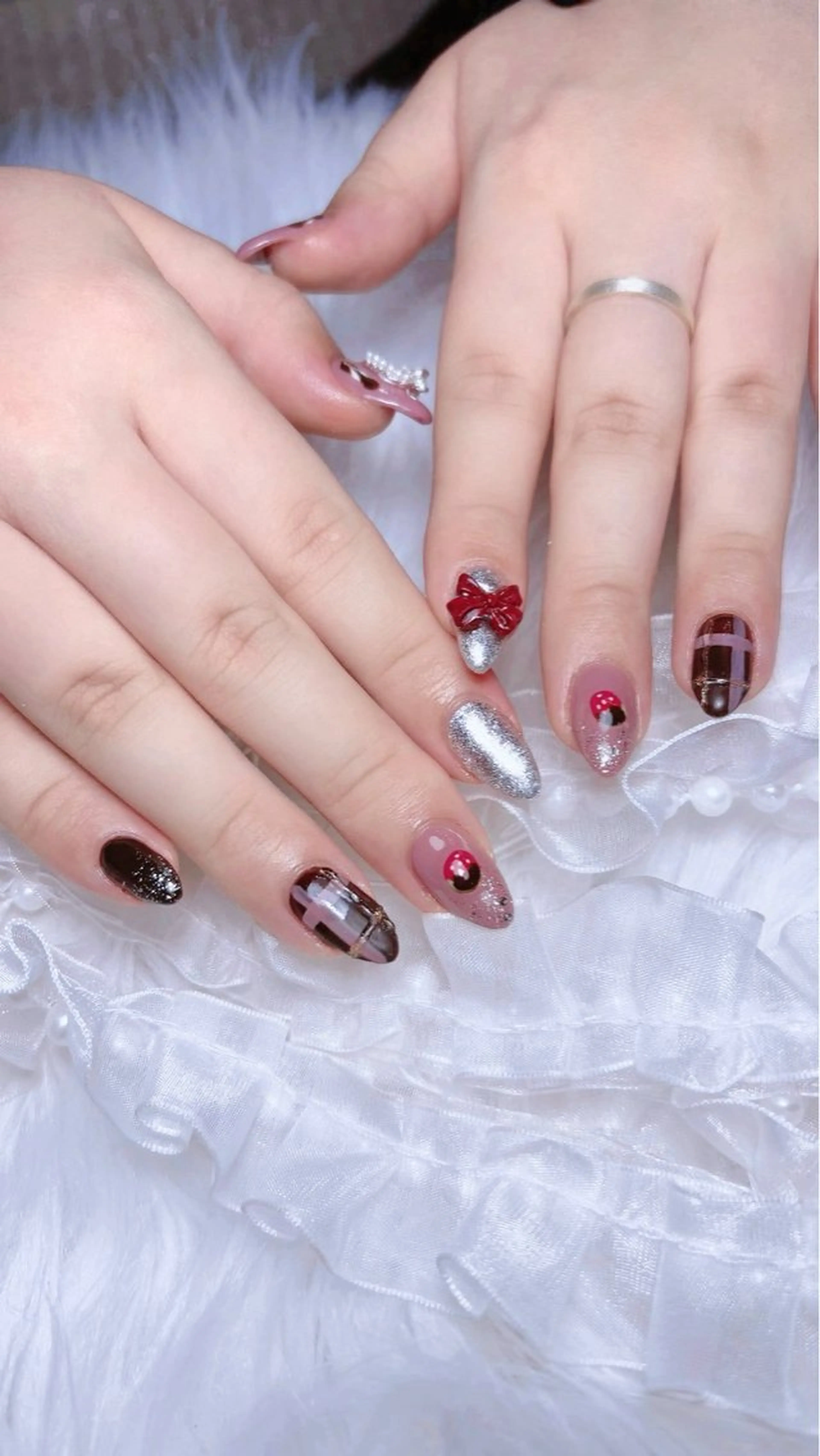 ネイル ガーリー リボン バレンタイン ハンドネイル 𝑬𝑹𝑰𝑲𝑨 𓂃🎀𓈒𓏸のネイルデザイン
