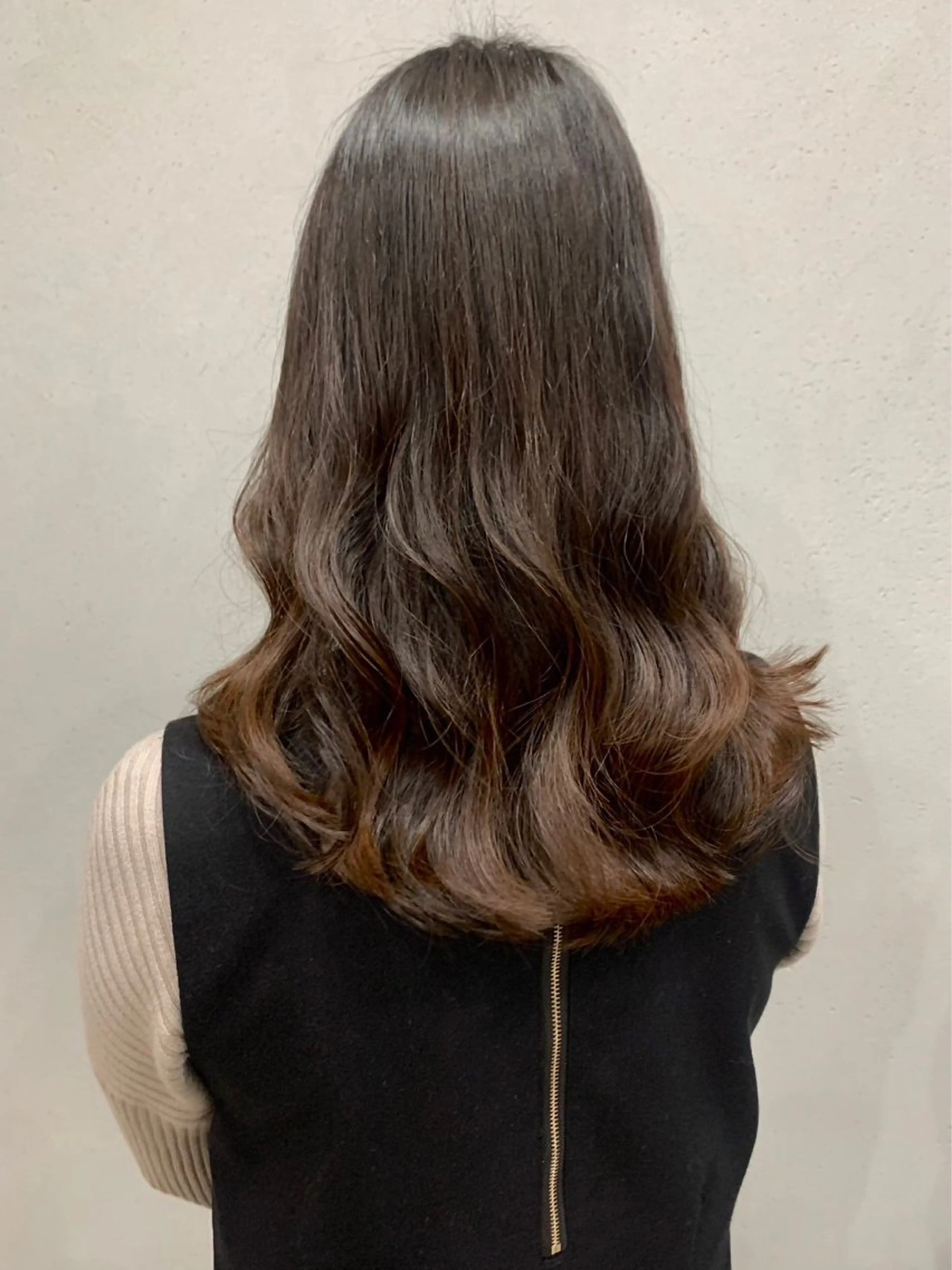 ロング パーマ 曲がる縮毛矯正 センターパートのヘアスタイル