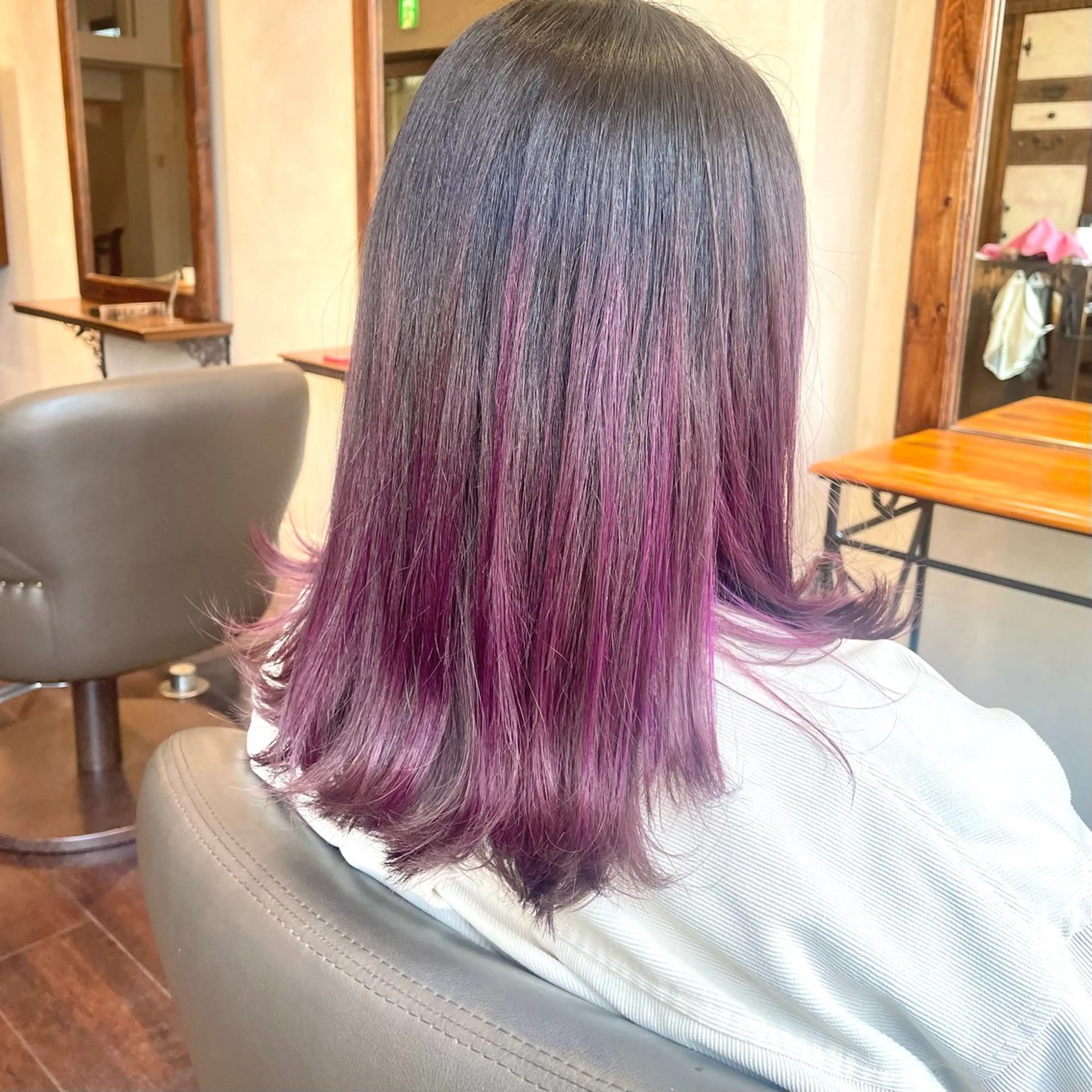 セミロング カラー グラデーションカラー ピンクカラー バイオレットカラー カット ヘアカラー roost 優のヘアスタイル