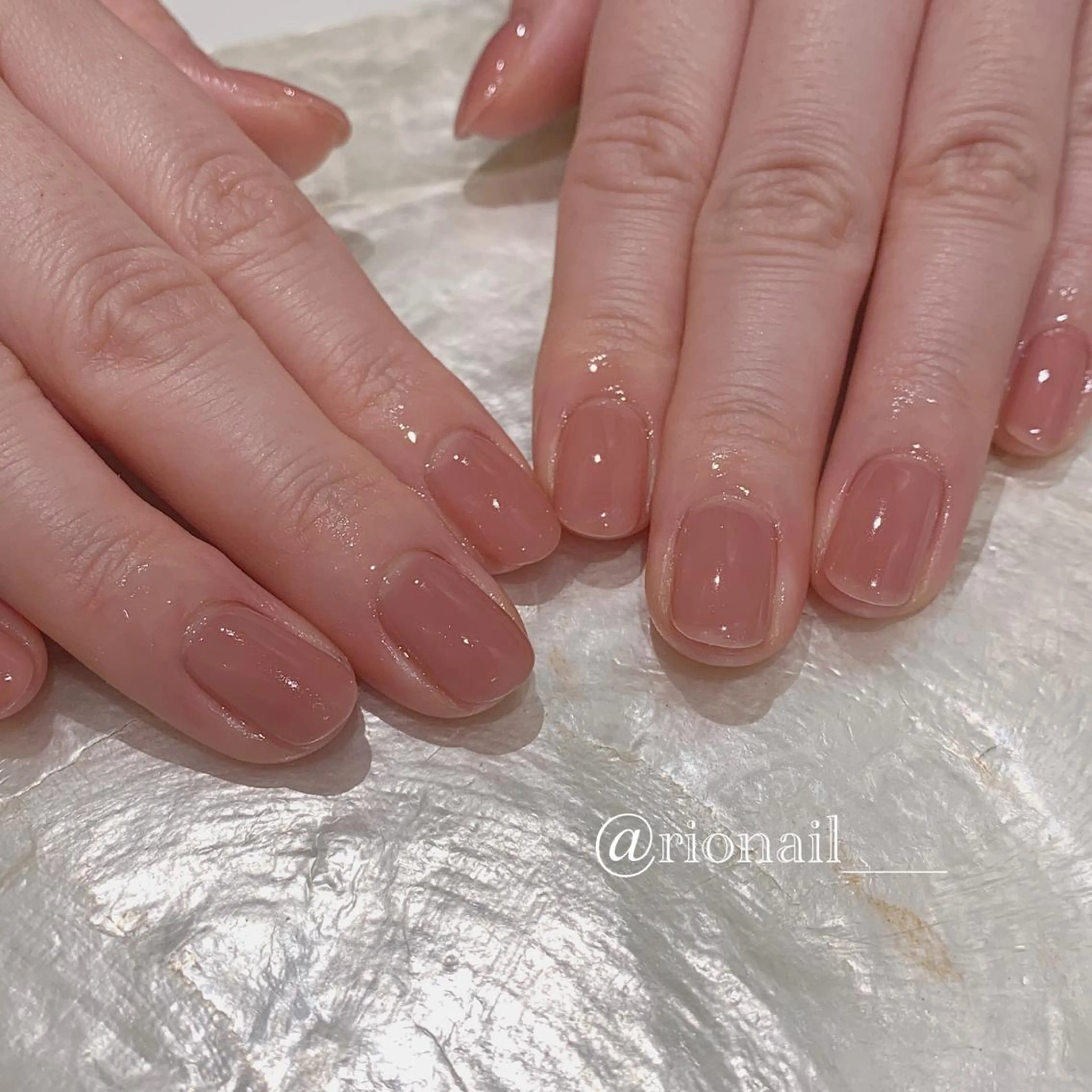 ネイル ラメ(グリッター) ラメグラデーション ワンカラーネイル ハンドネイル 𝘙𝘪𝘰𝘯𝘢 ...🕯🤍のネイルデザイン