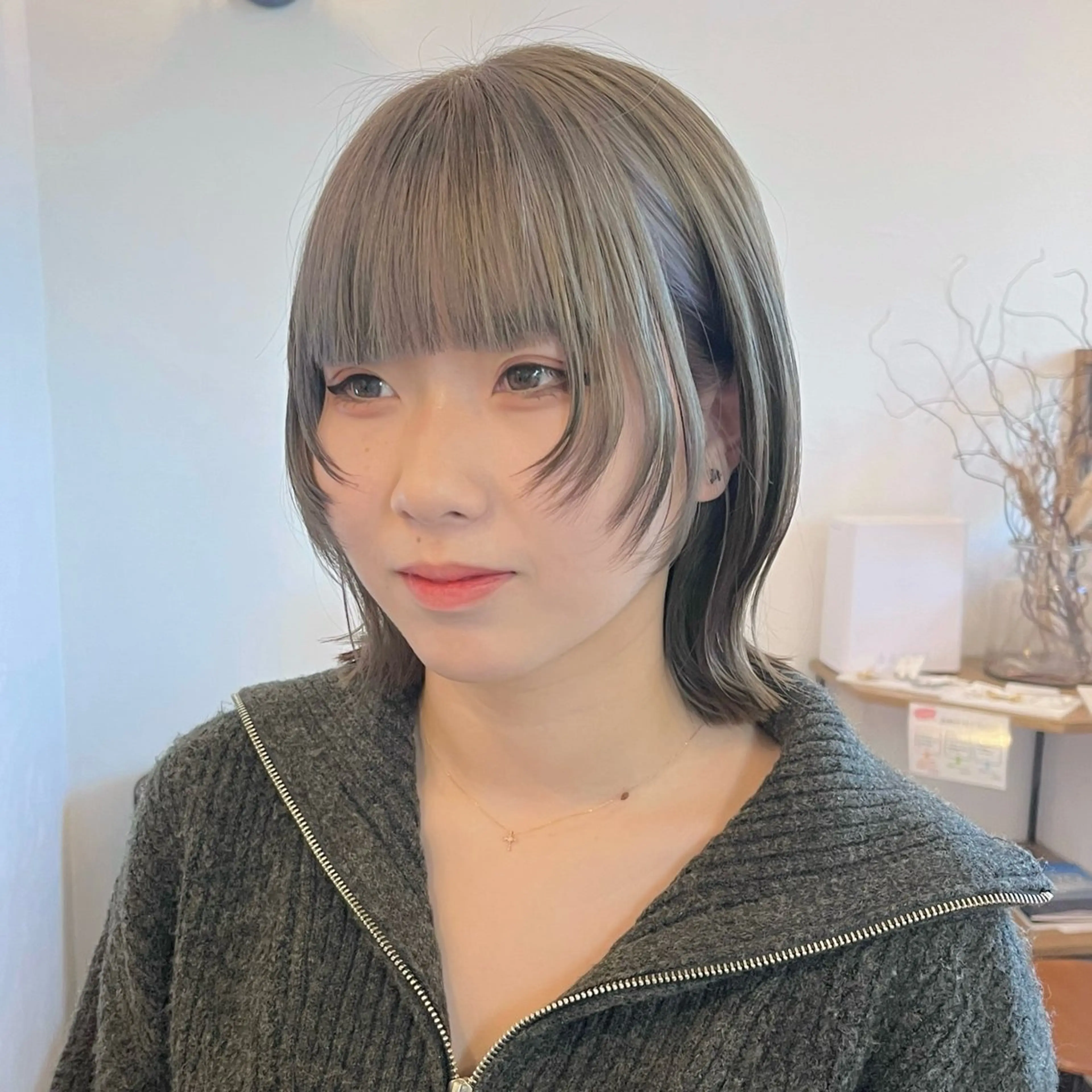 ミディアム カラー ブリーチ 透明感カラー グレージュ ウルフカット 伊藤ゆかり/髪質改善 /透明感カラーのヘアスタイル