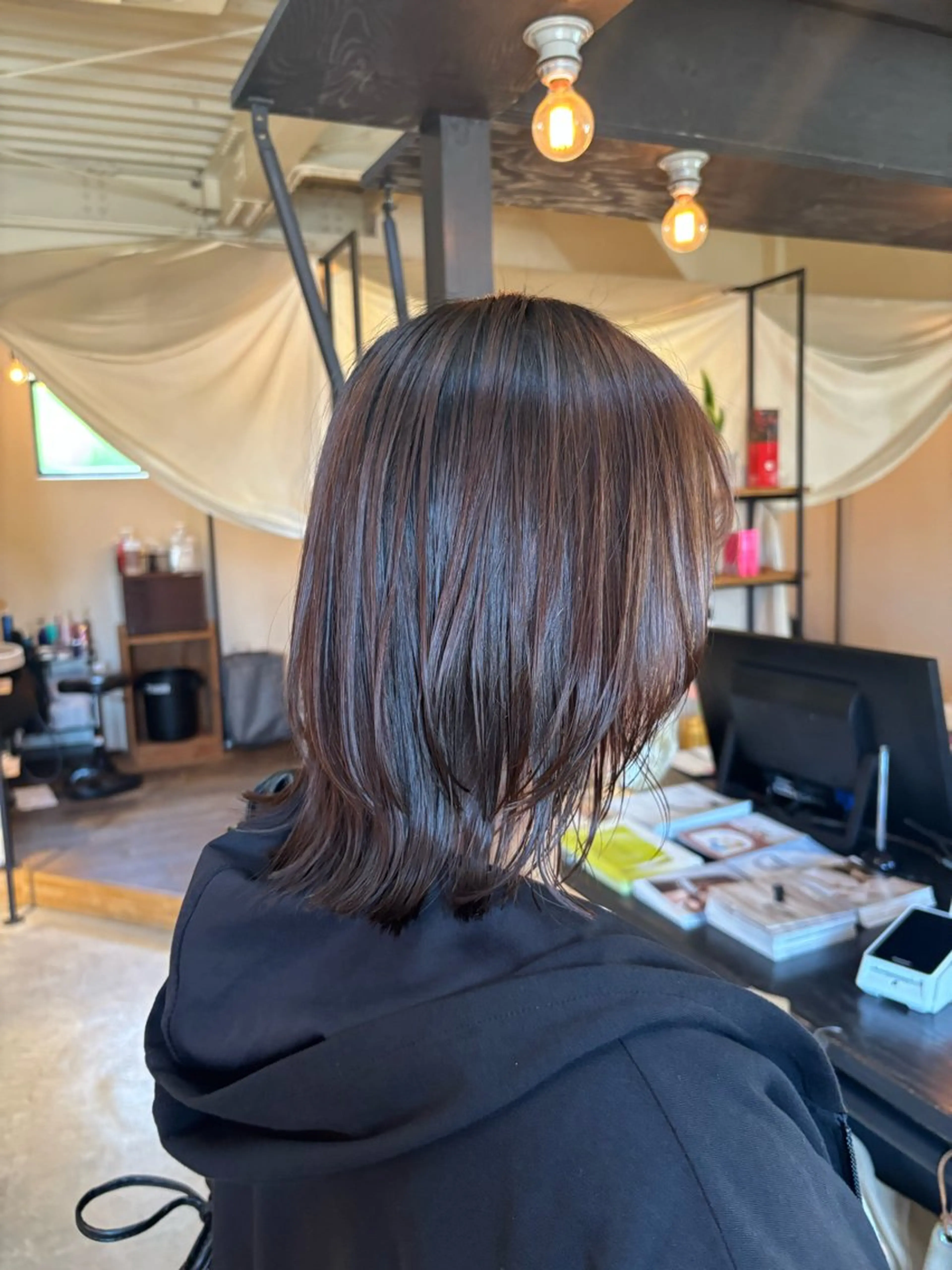 ミディアム くびれヘア レイヤーカット 小顔カット 外ハネヘア 春モテカラー/うる艶 ストレート/羽菜のヘアスタイル