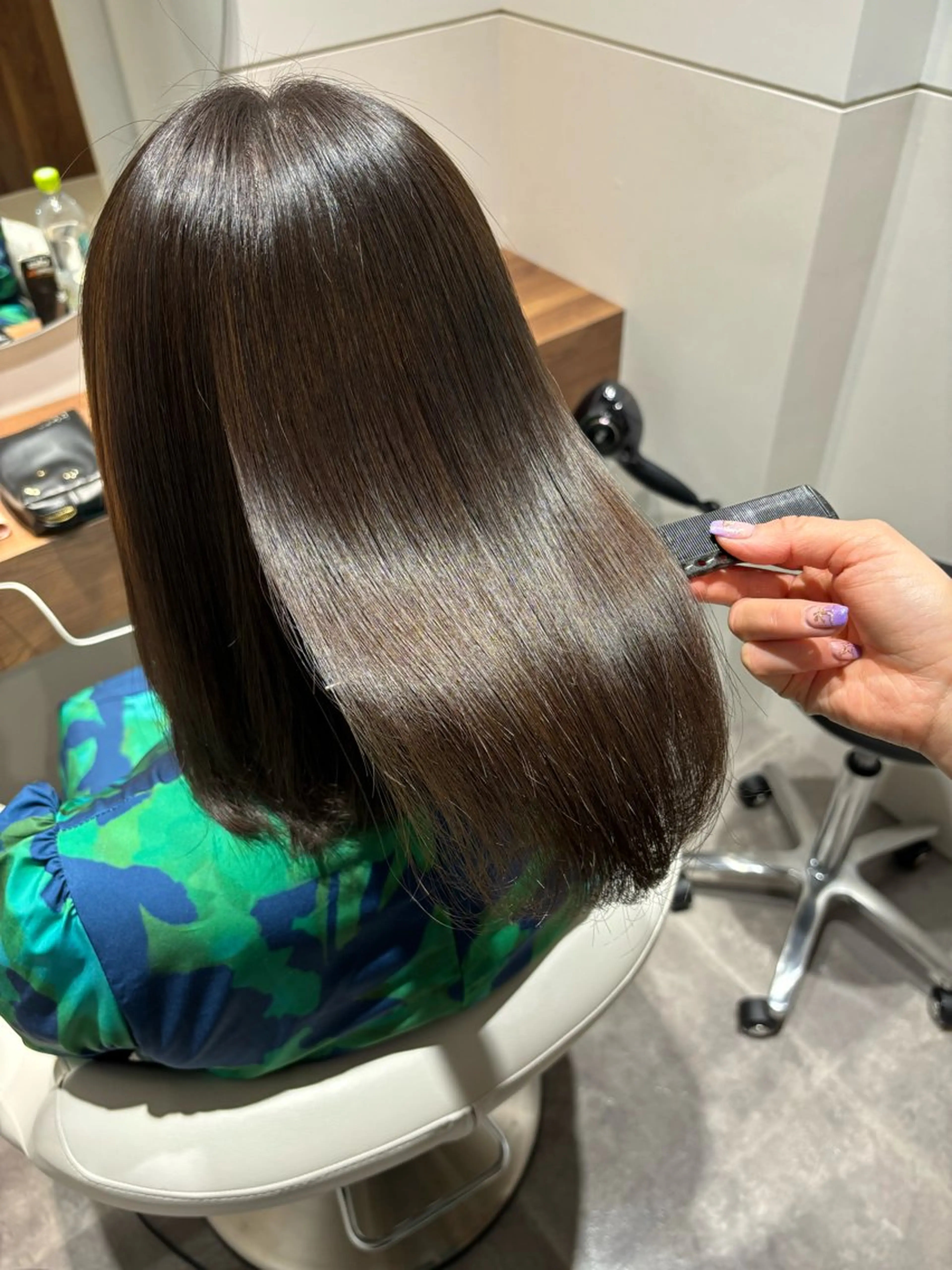 セミロング カット 縮毛矯正 トリートメント 美髪ヘア 🤍erikaのヘアスタイル