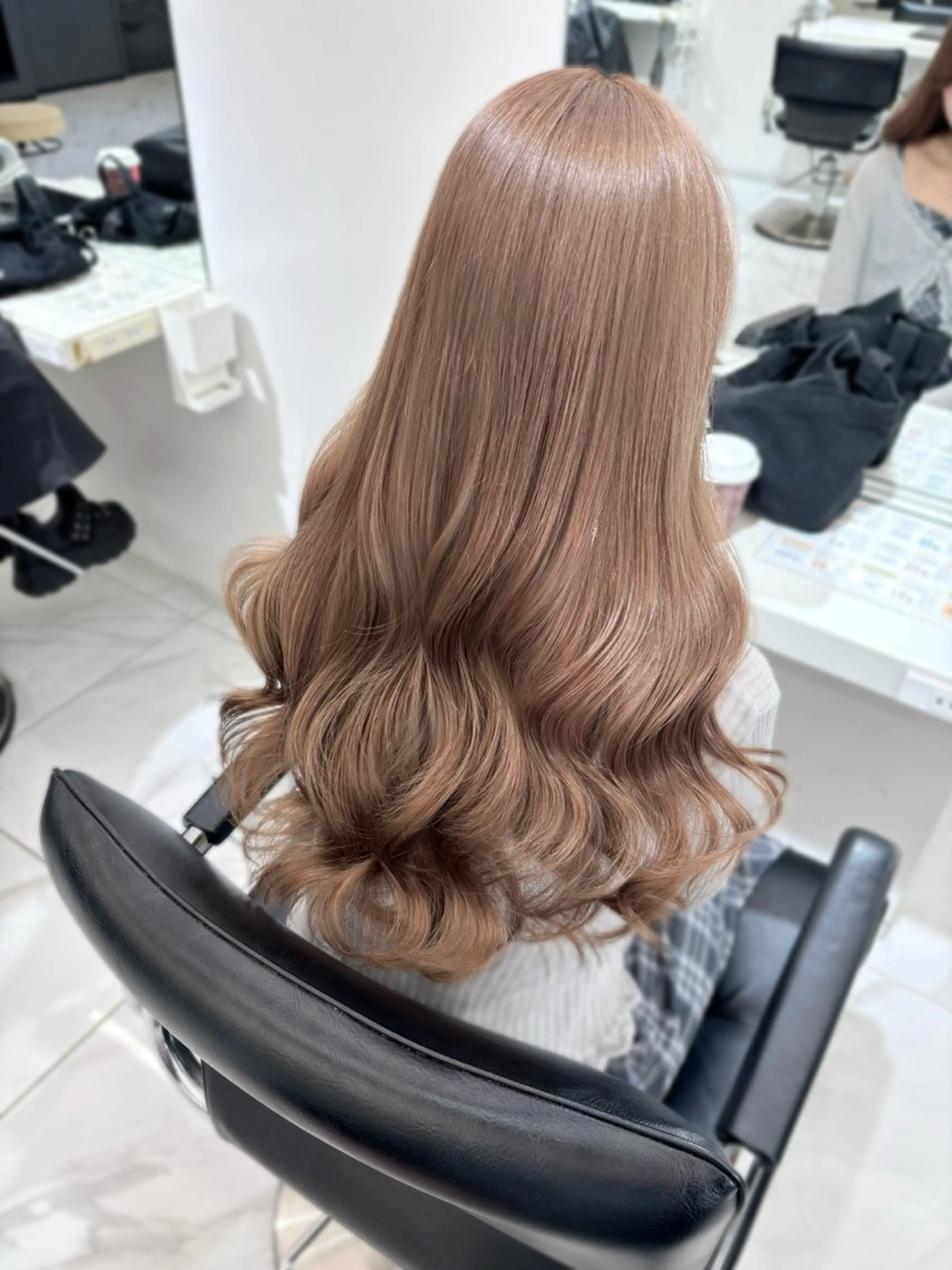 ロング カラー ベージュカラー ブリーチ ミルクティーベージュ エクステ 盛れる顔周り🤍渋谷 Risa🎀のヘアスタイル