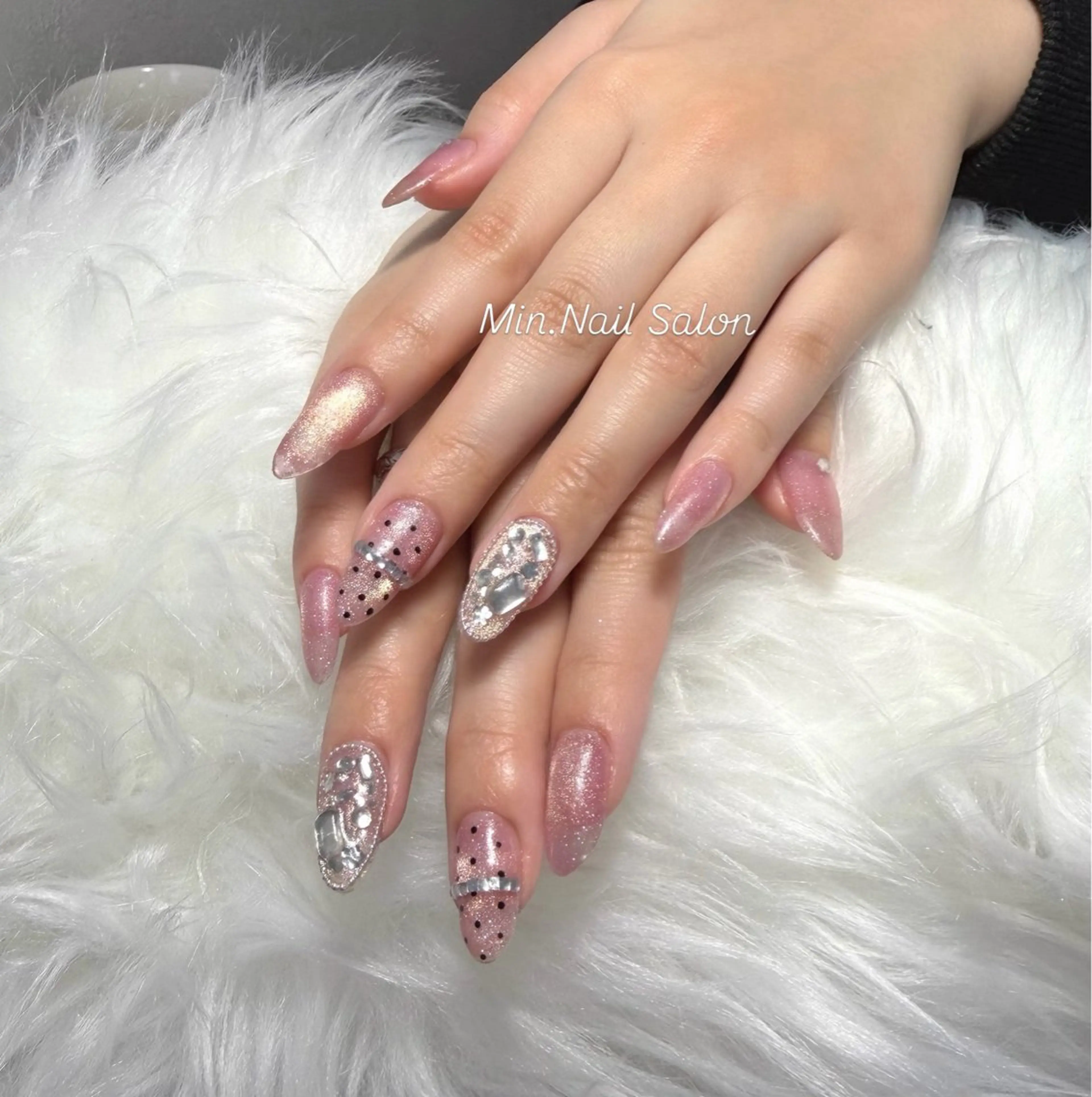 ネイル キラキラネイル マグネットネイル ストーンネイル ハンドネイル Min. Nail Salonのネイルデザイン